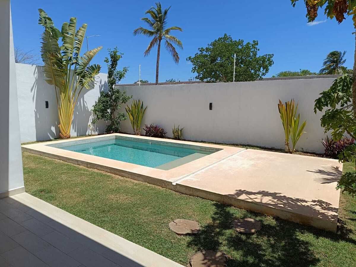 4 de 10: Jardín y piscina