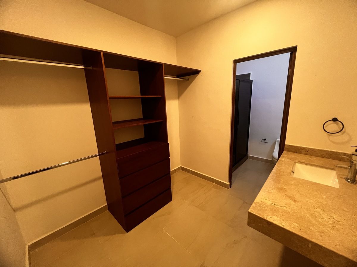9 de 16: closet vestidor y baño recámara 1