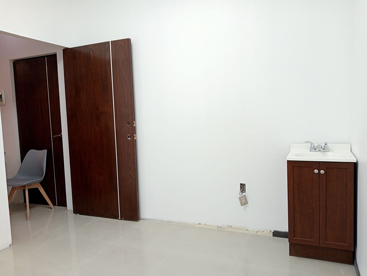 2 of 9: Interior Consultorio
