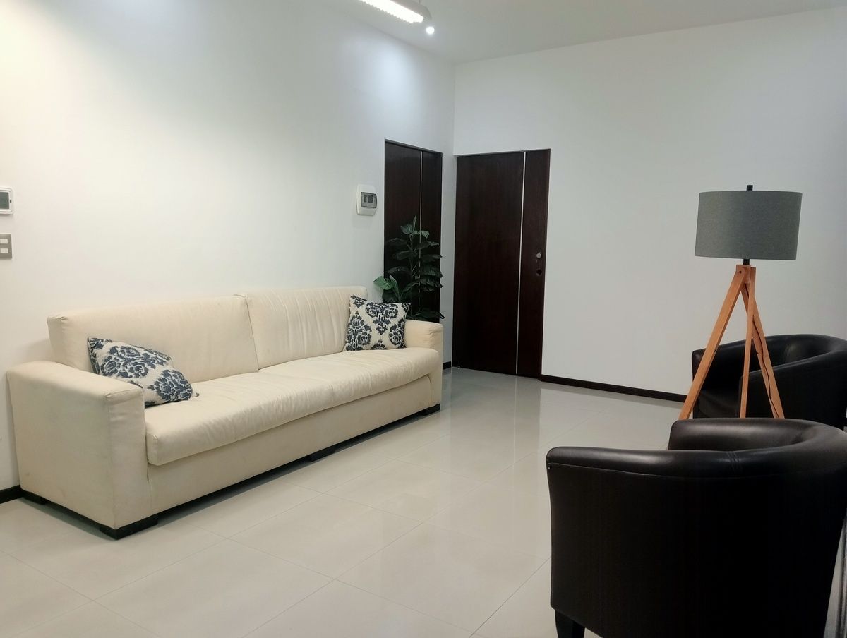 6 of 9: Sala de espera