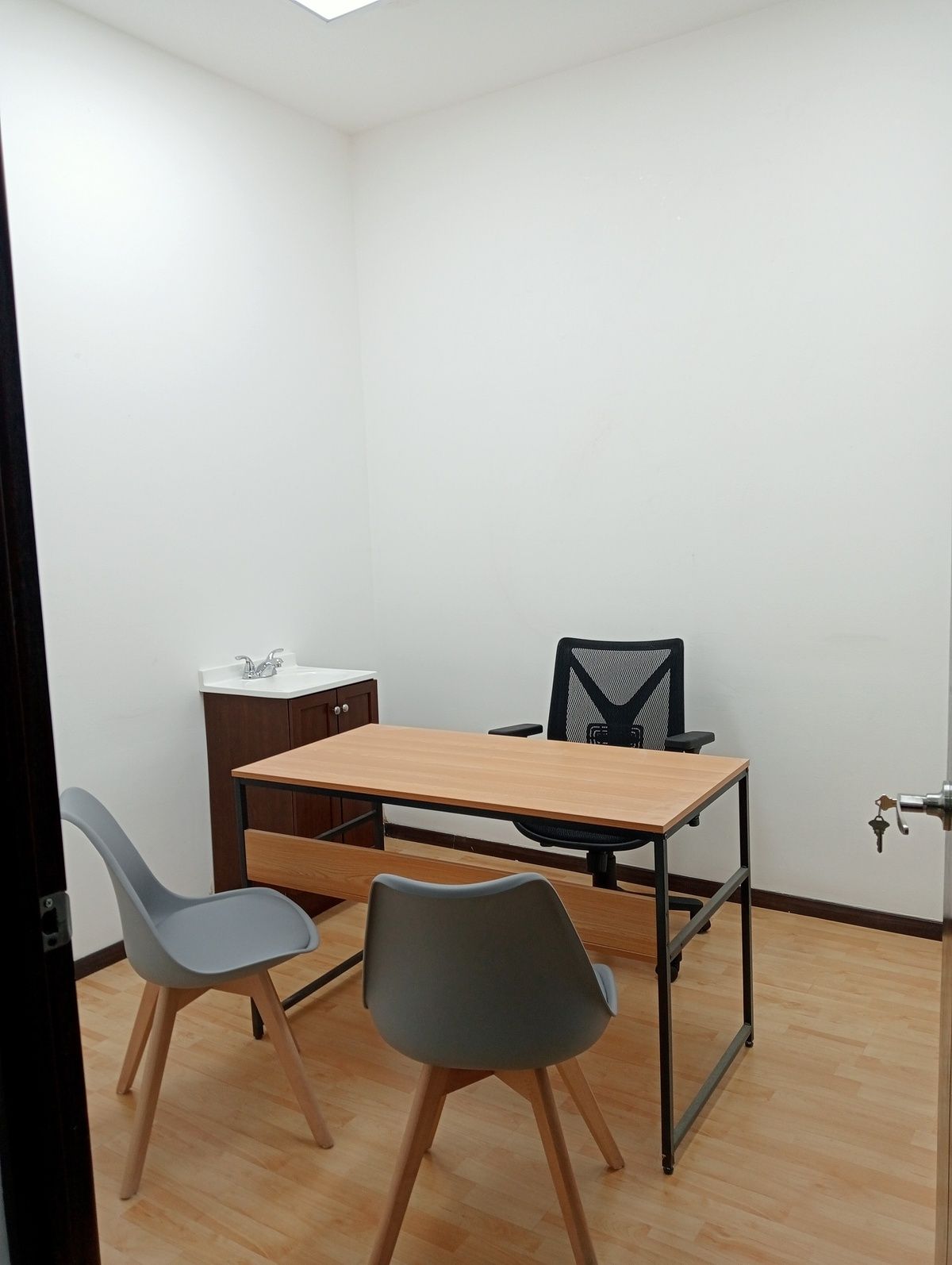 8 of 9: Consultorio con mobiliario