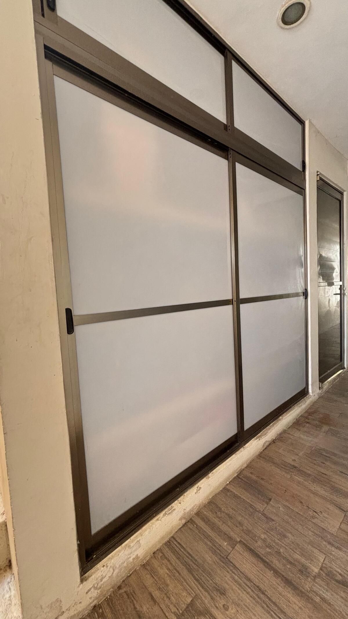 5 de 25: bodega con puertas de aluminio
