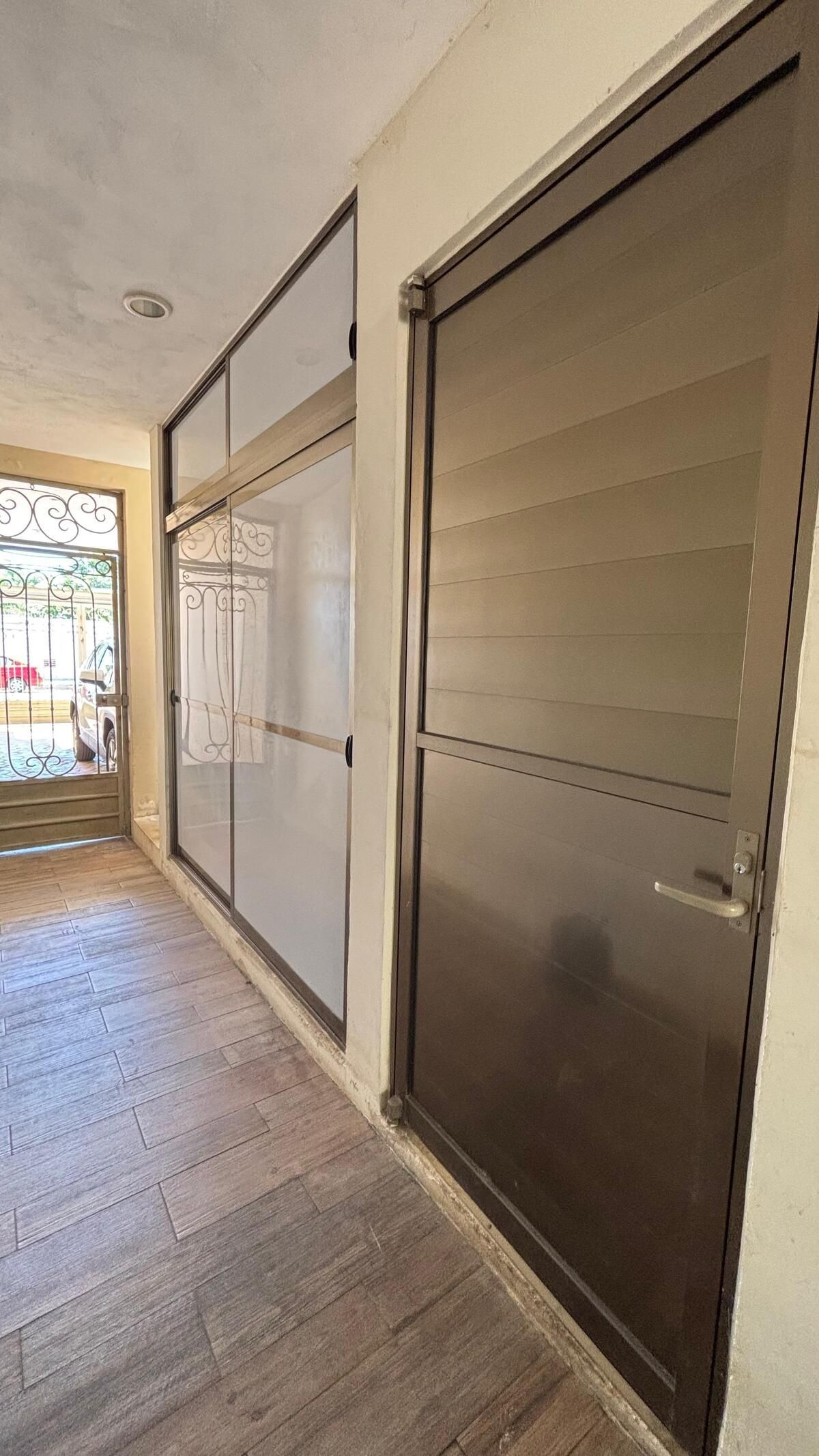 6 de 25: bodega con puertas de aluminio