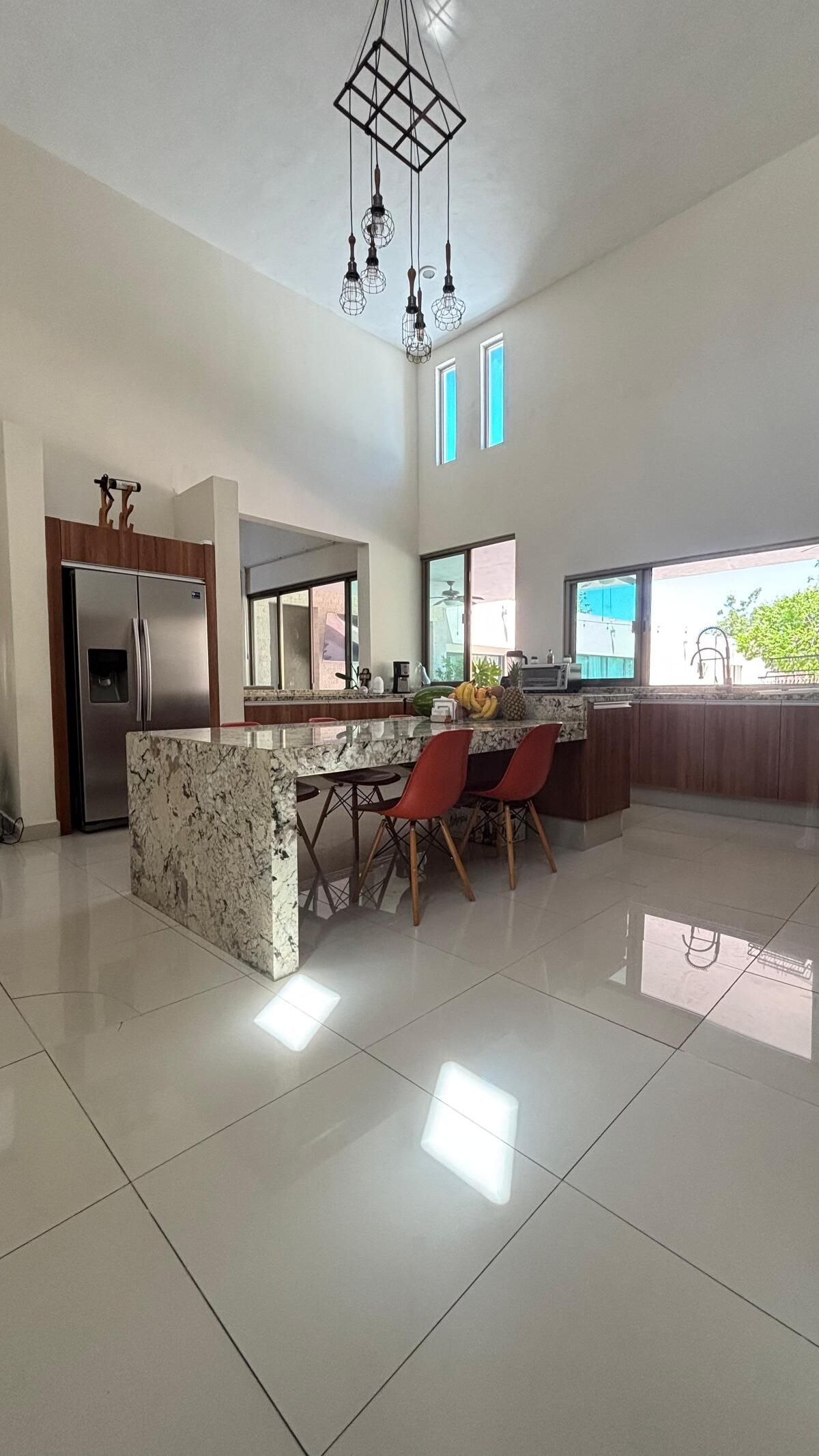 11 de 25: cocina con refrigerador
