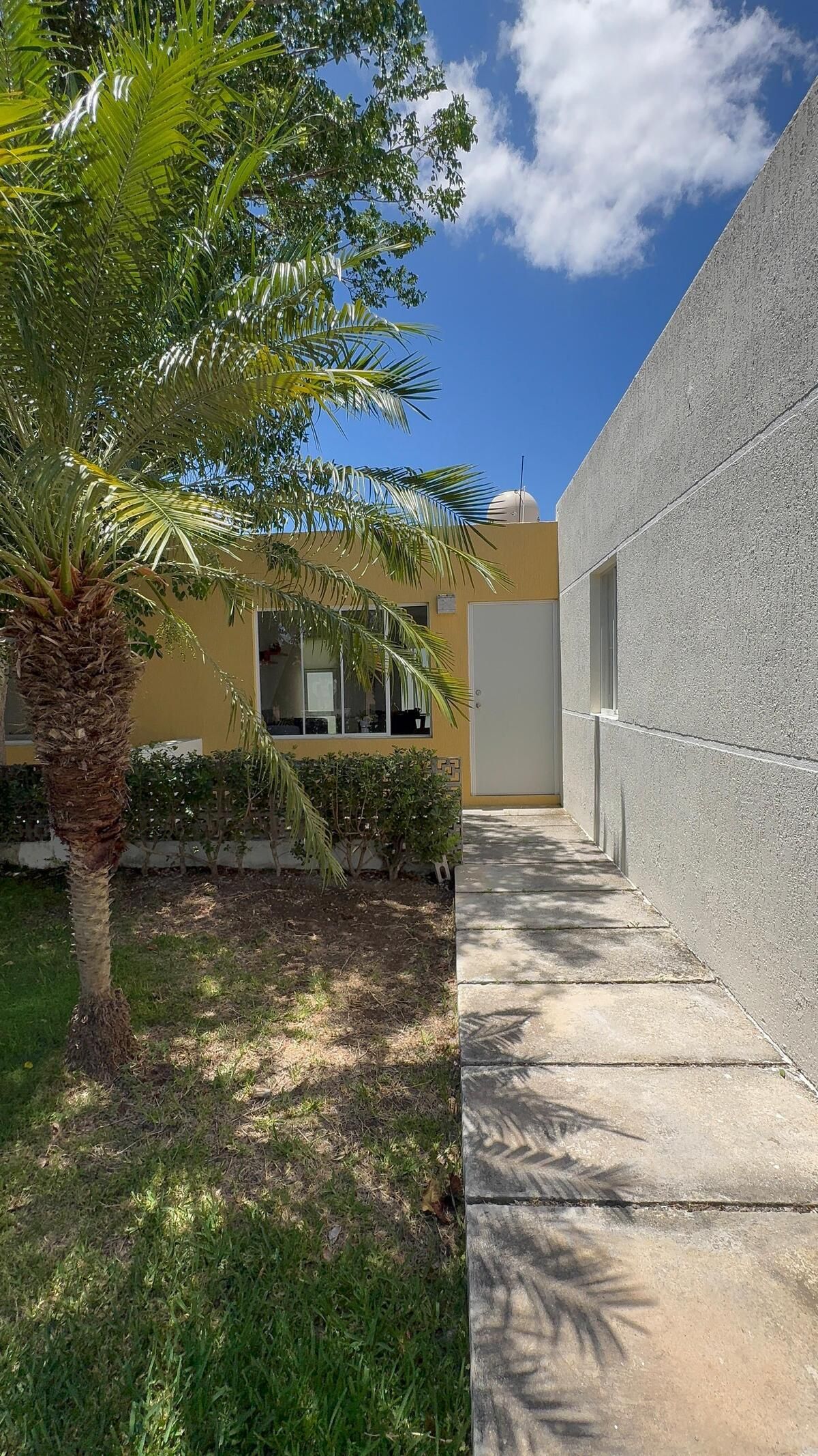 3 of 8: CASA DE UN PISO