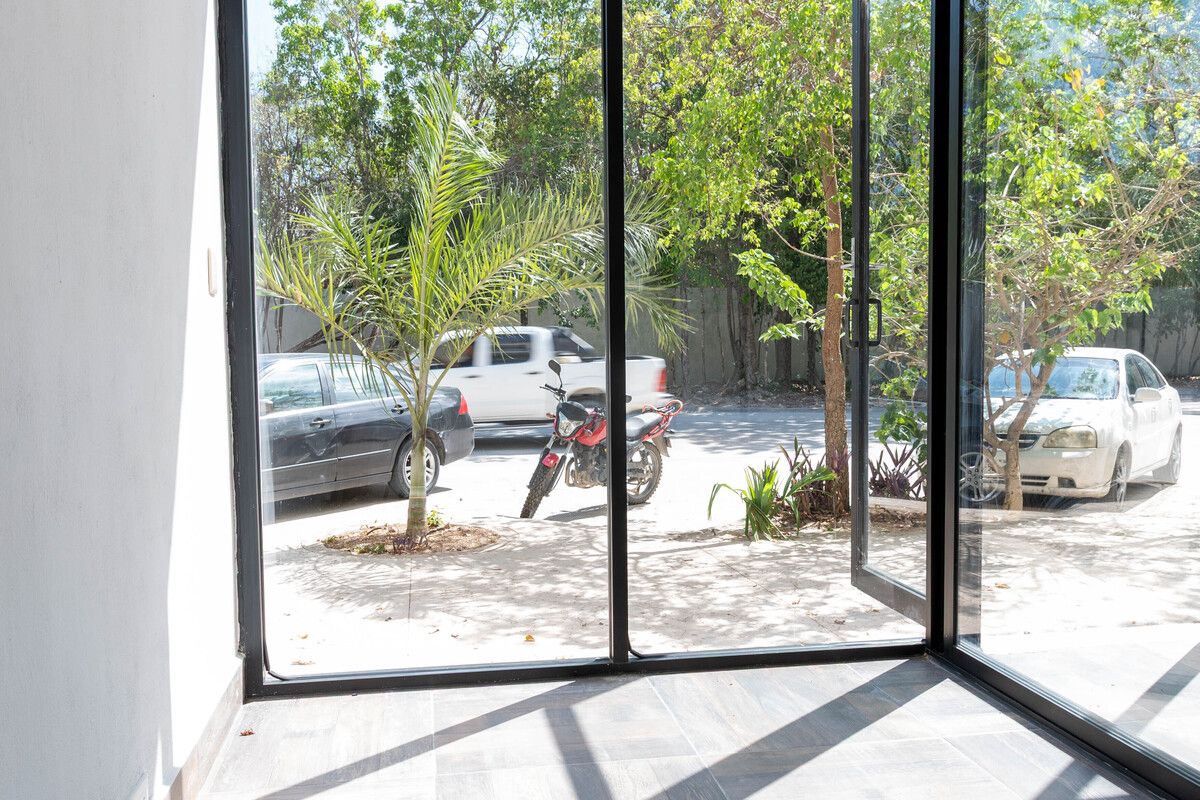 3 of 9: Vista a la calle