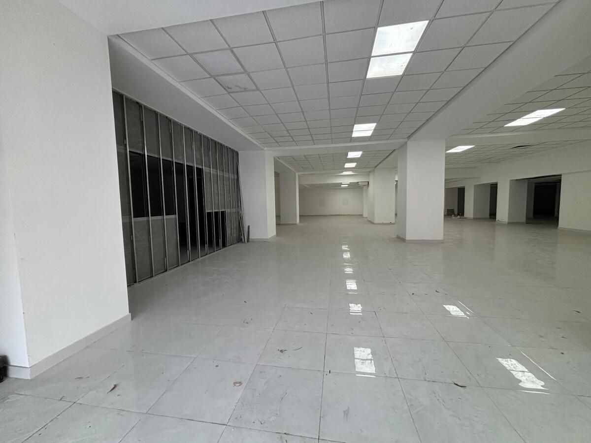 1 de 5: Local 1 con 627 m2