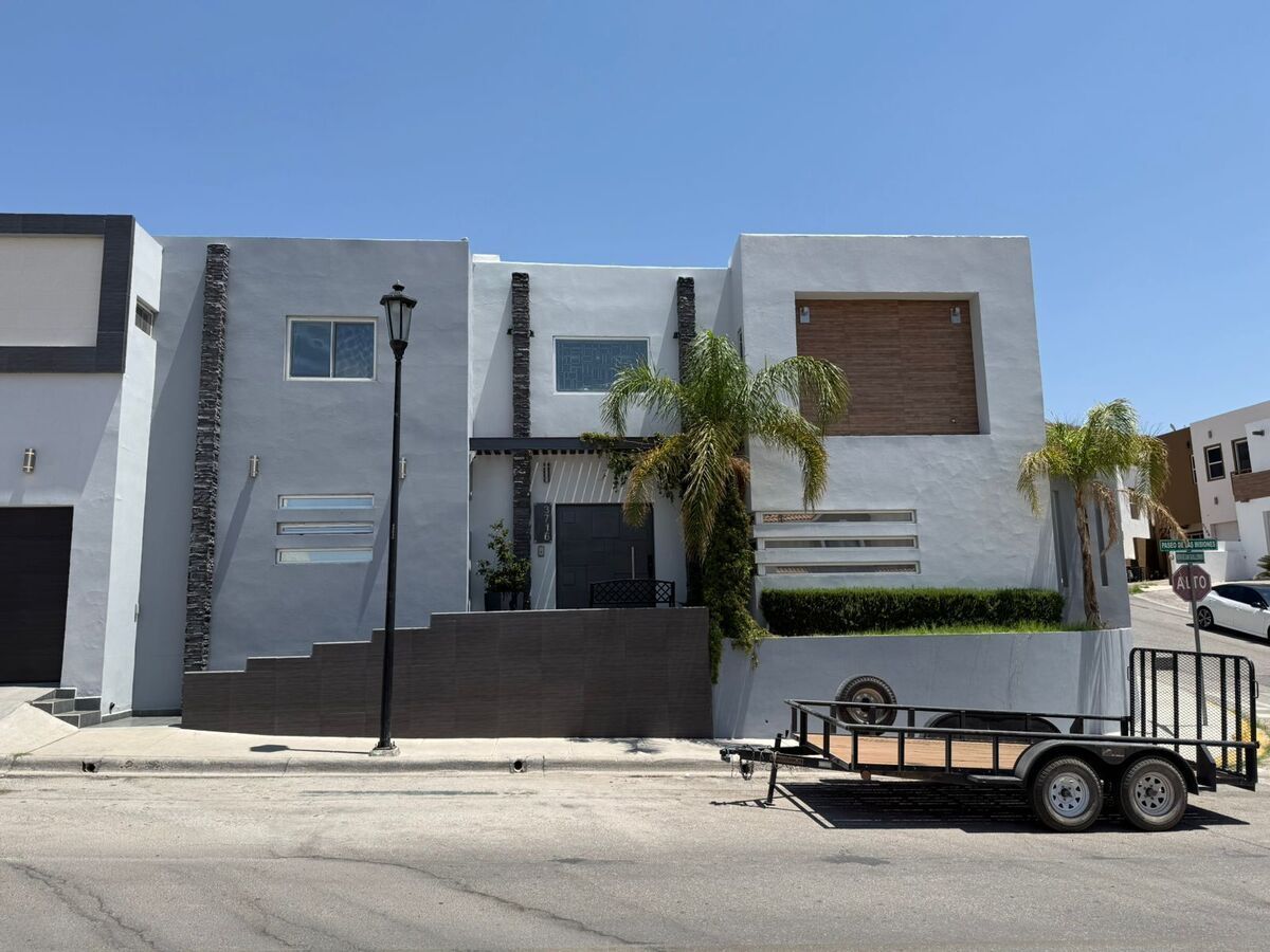1 of 7: Fachada