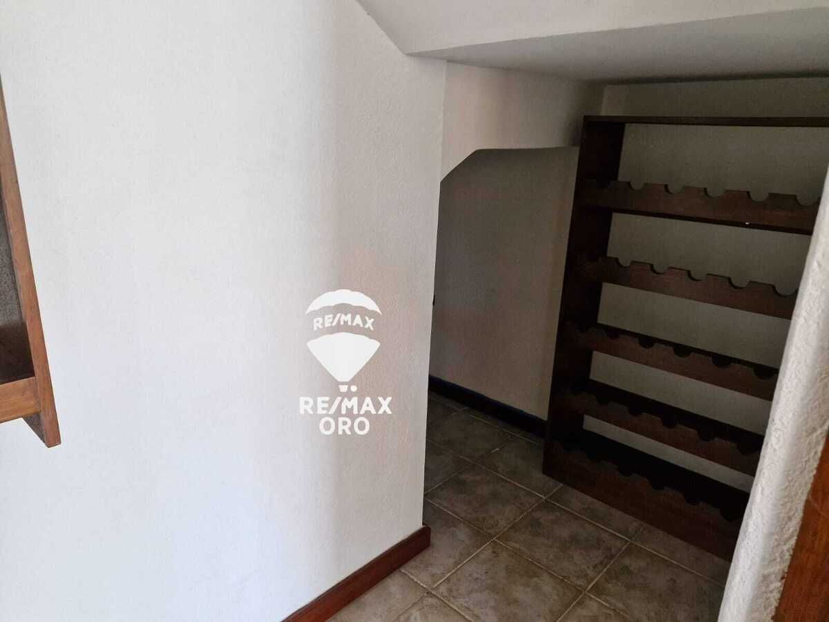 17 of 28: CAVA EN LA SALA