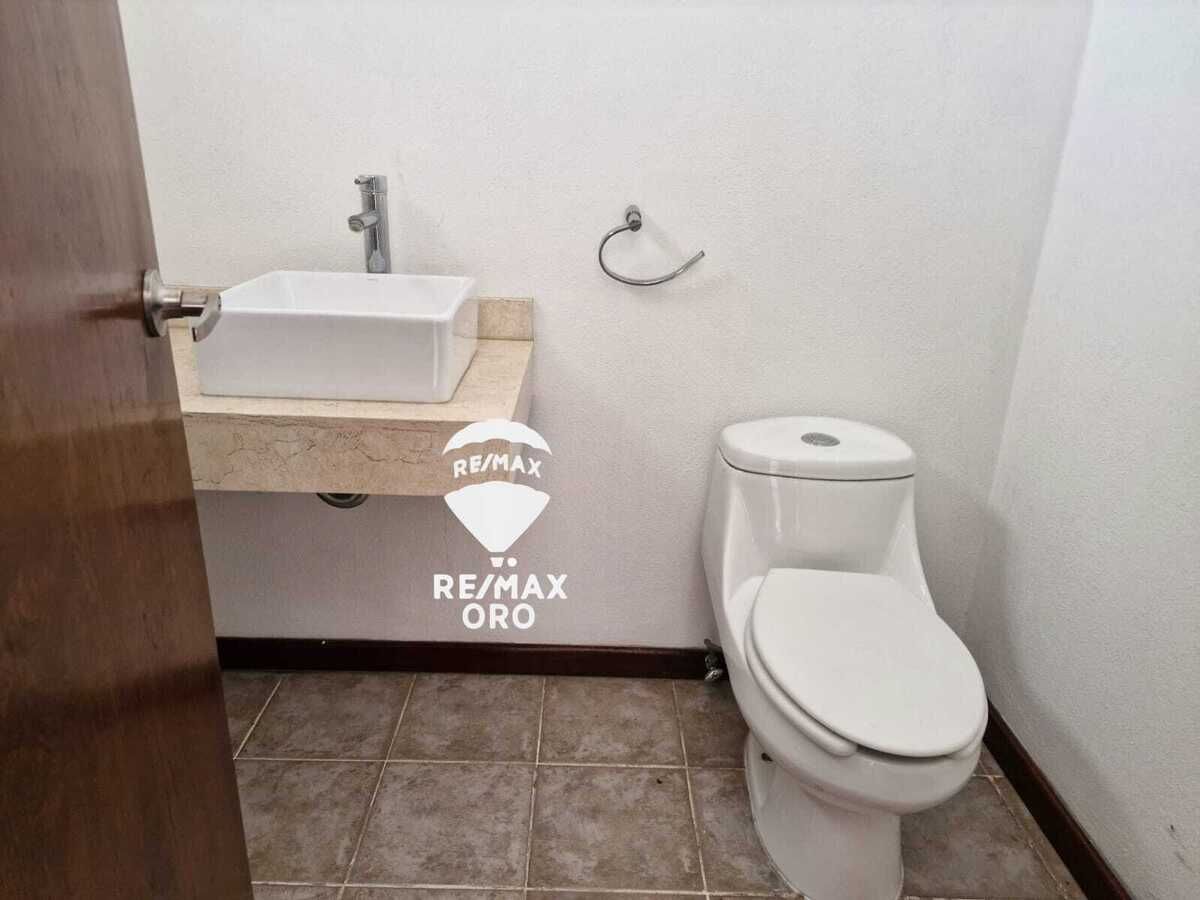 5 of 28: MEDIO BAÑO