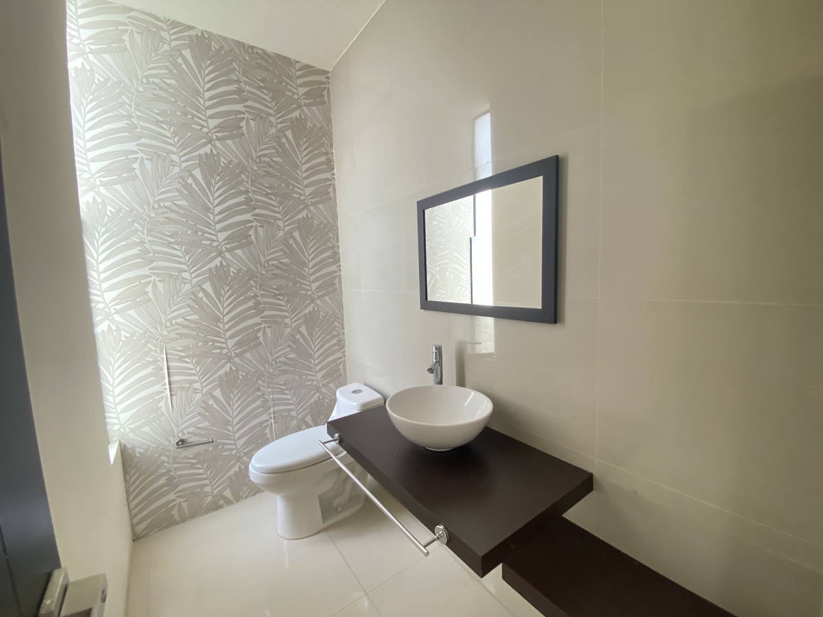 8 de 23: Medio baño