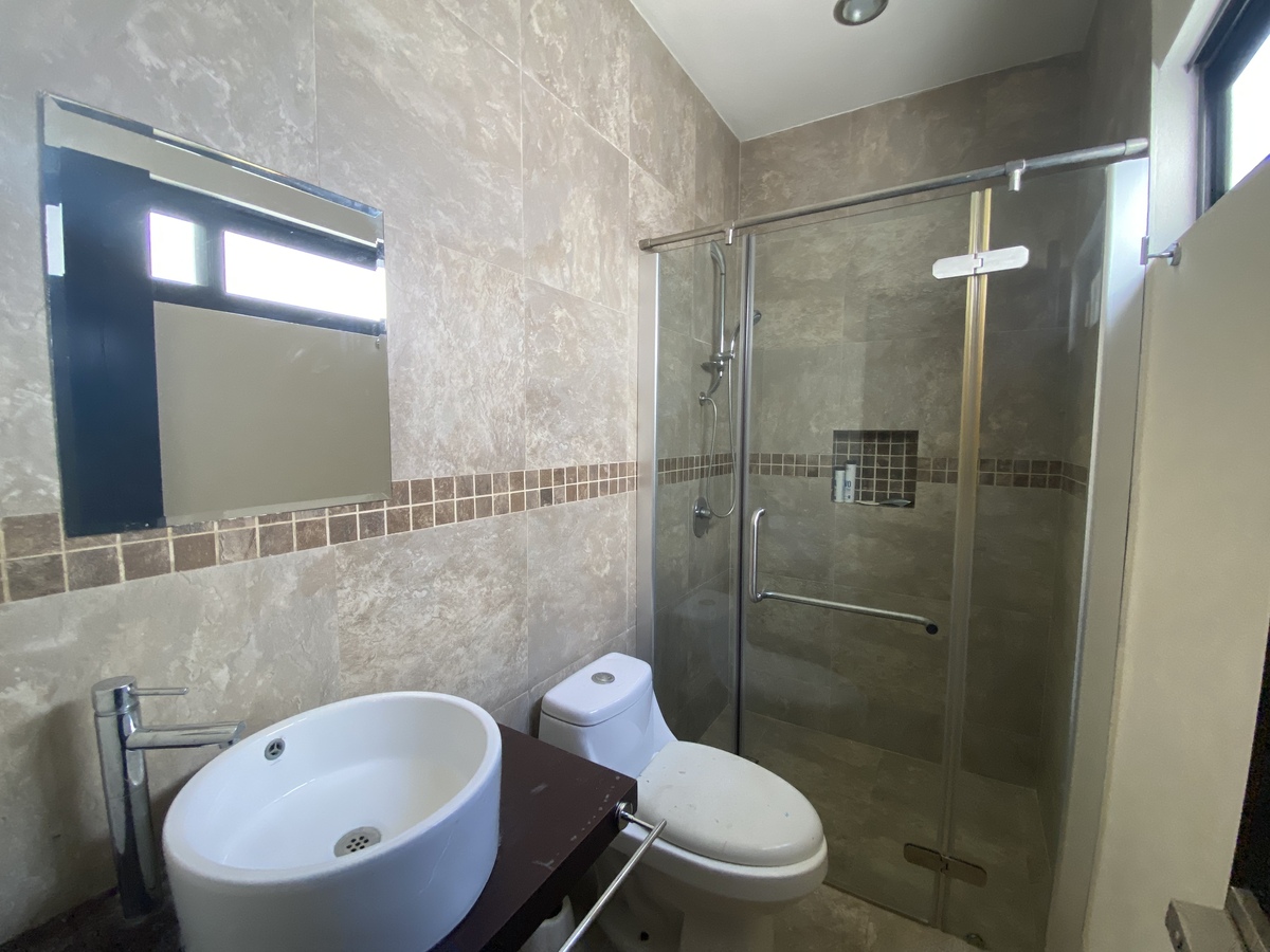 14 de 23: Baño completo