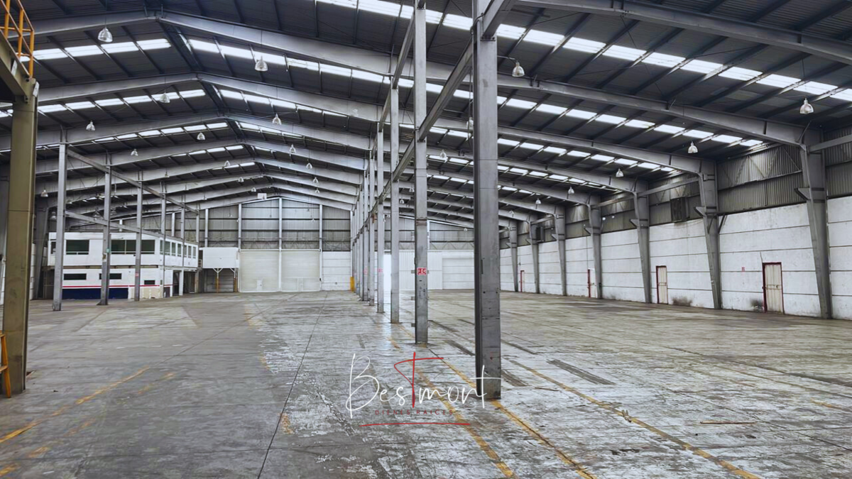 3 de 25: Interior nave