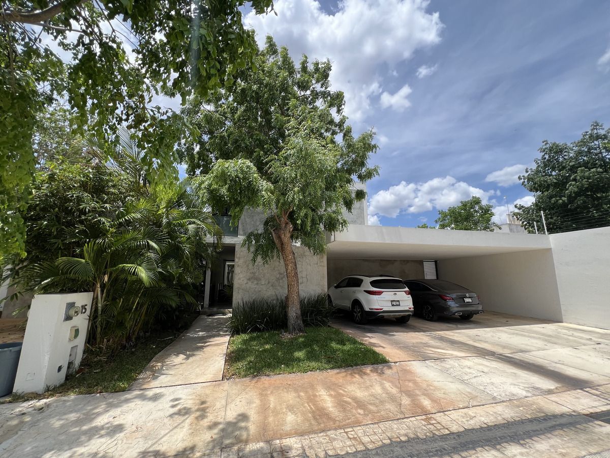 Casa en Venta en Privada con Alberca en Cholul