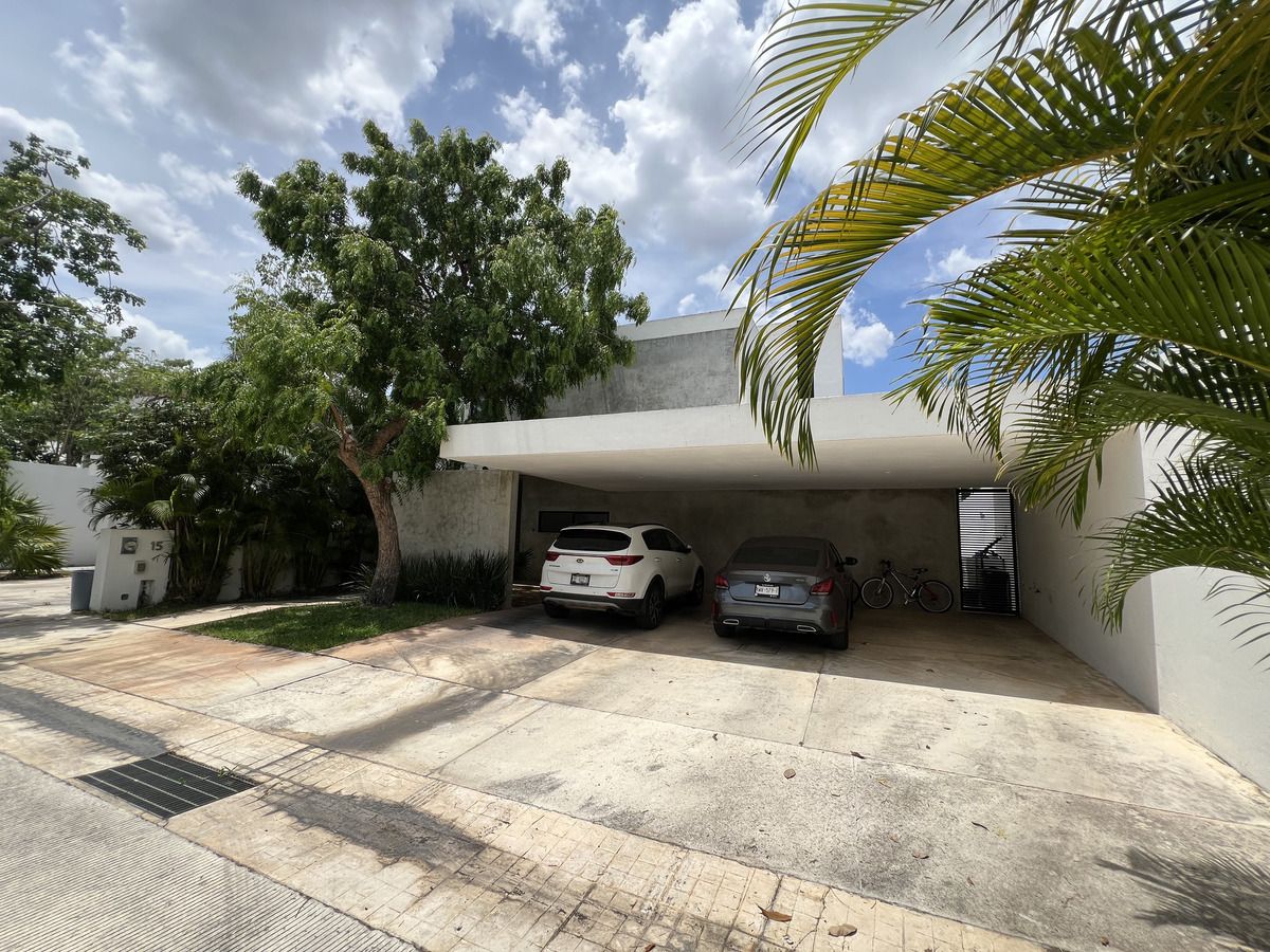 Casa en Venta en Privada con Alberca en Cholul