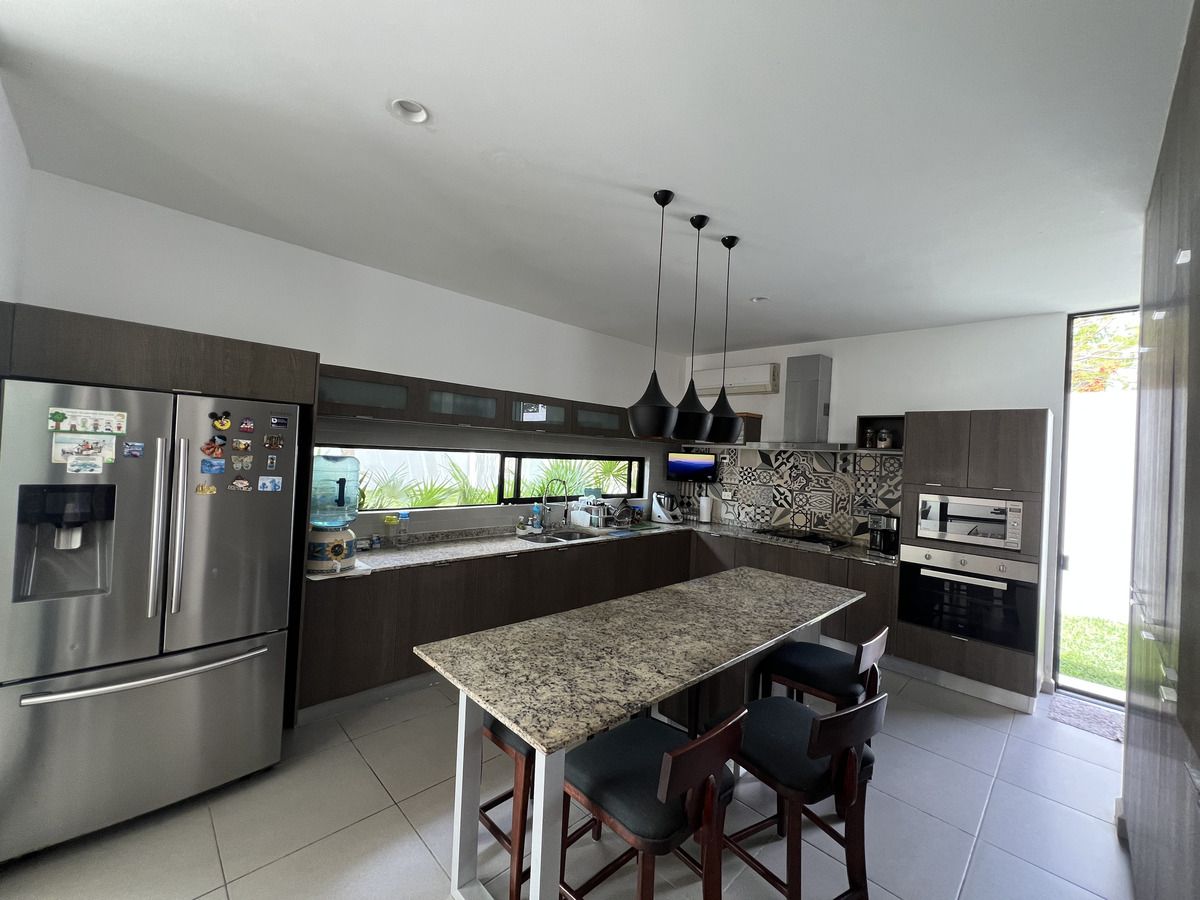 Casa en Venta en Privada con Alberca en Cholul