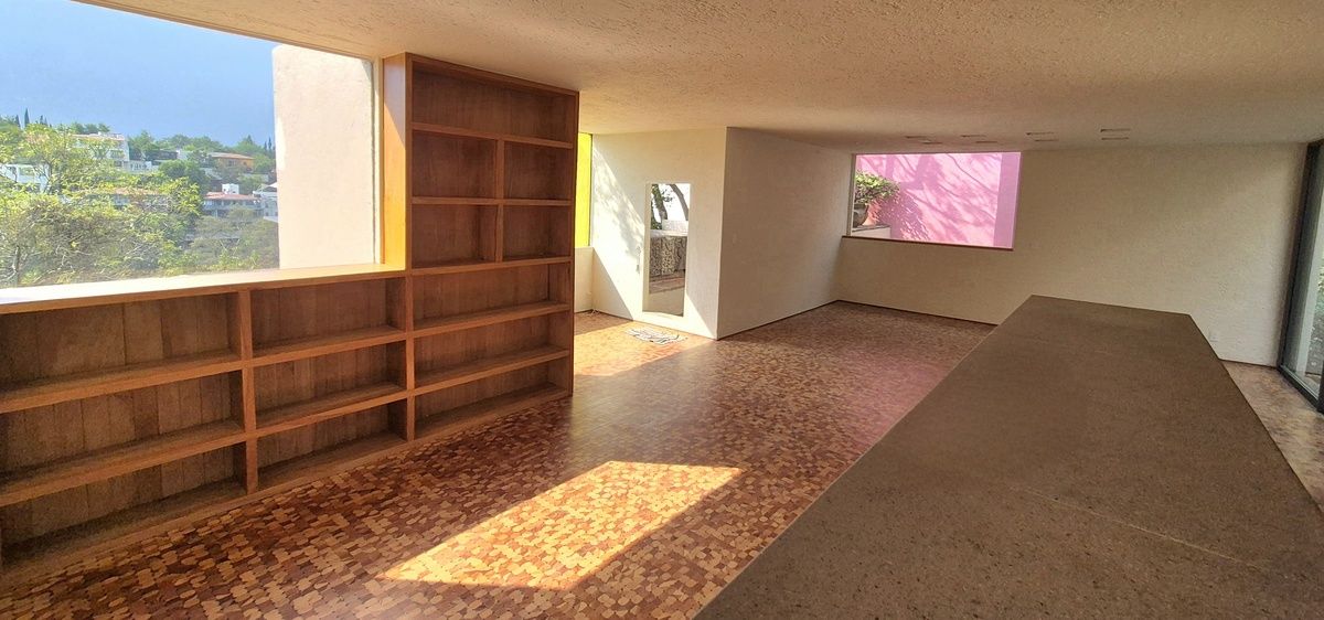 8 of 36: Sala