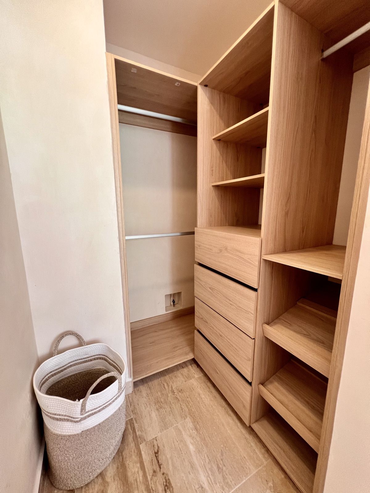 7 of 20: Vestidor