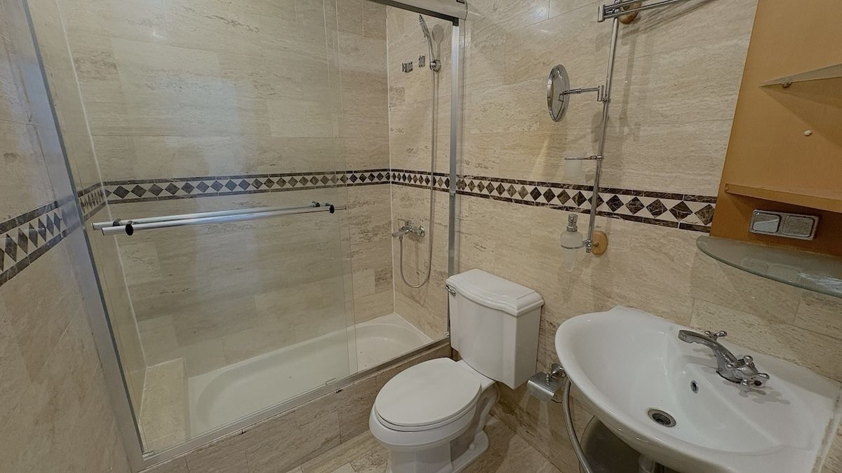 5 de 15: Baño remodelado revestido en mármol