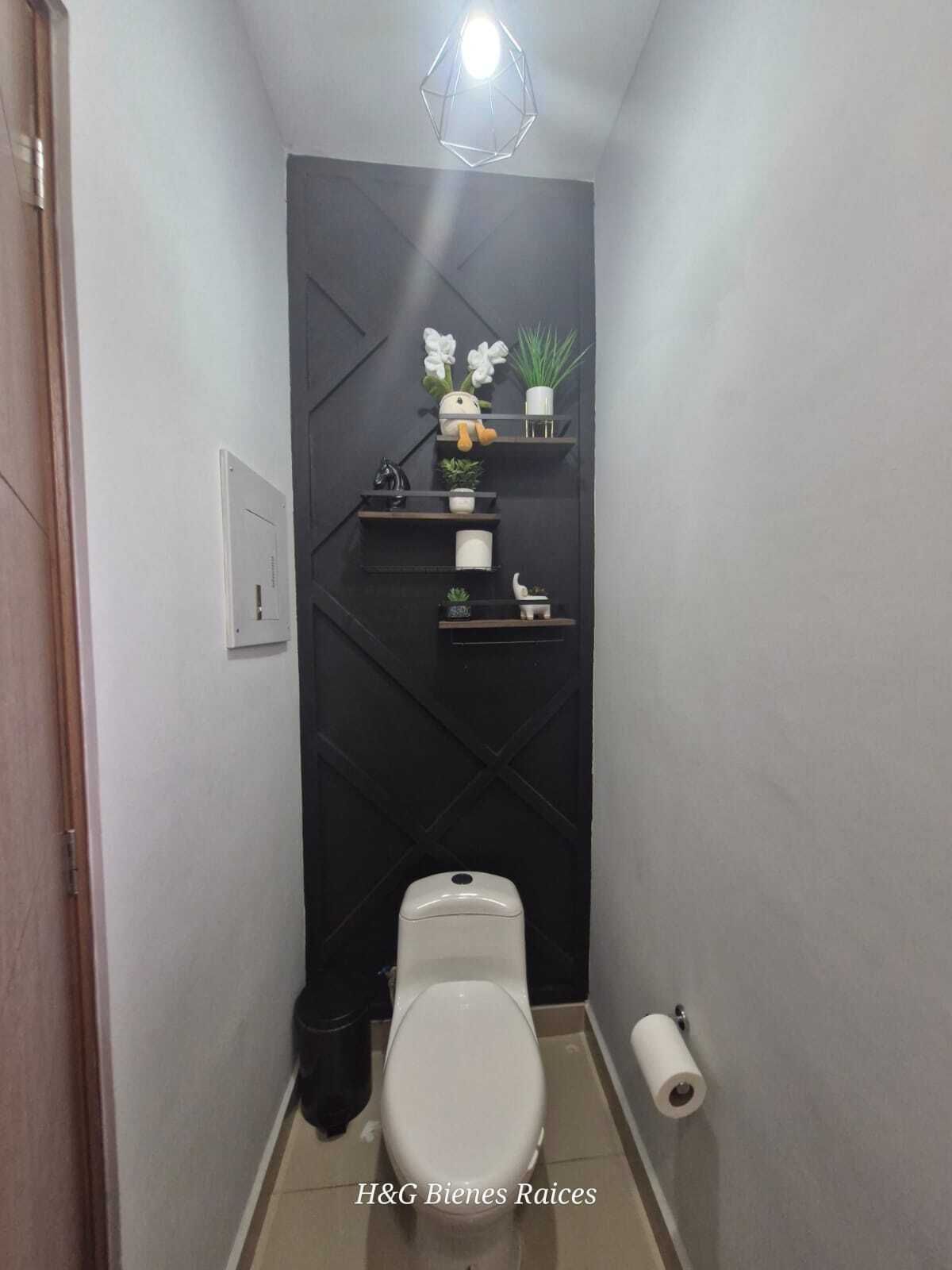 3 of 27: Medio baño de visitas