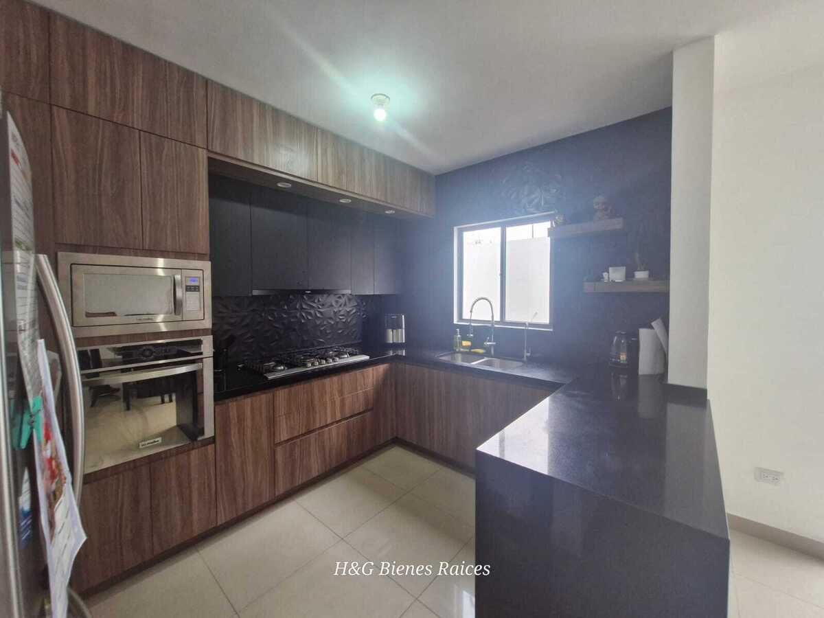 4 of 27: Cocina equipada