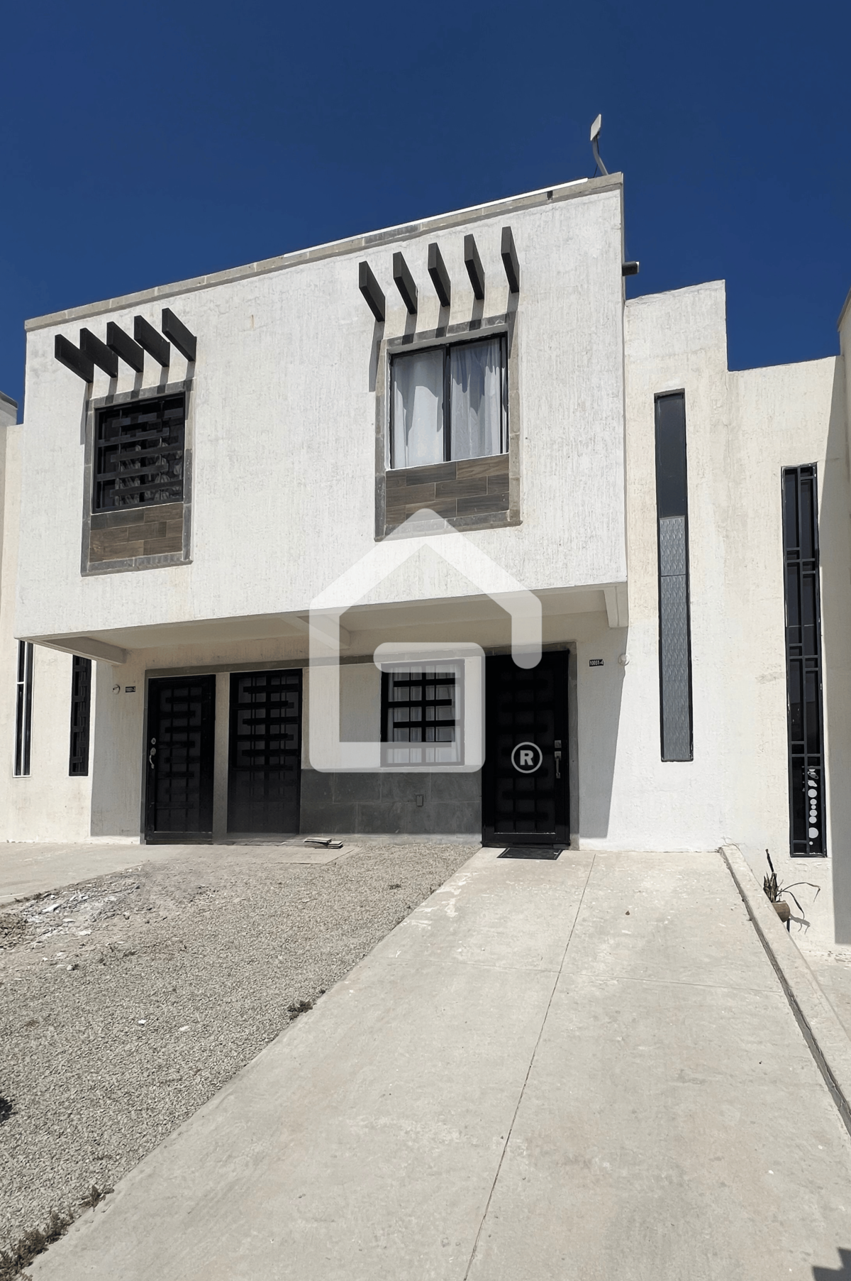 1 de 18: Entrada casa (espacio para 2 autos)