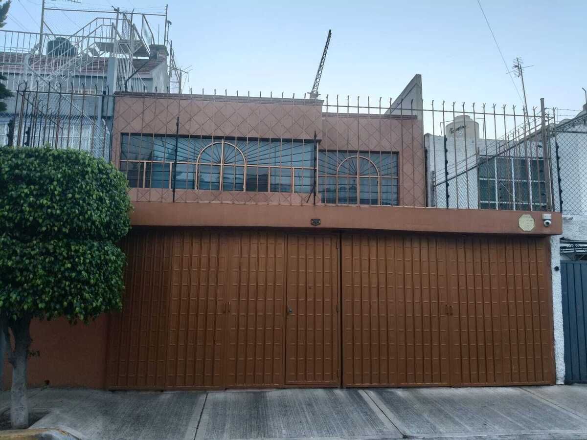 1 of 28: Fachada