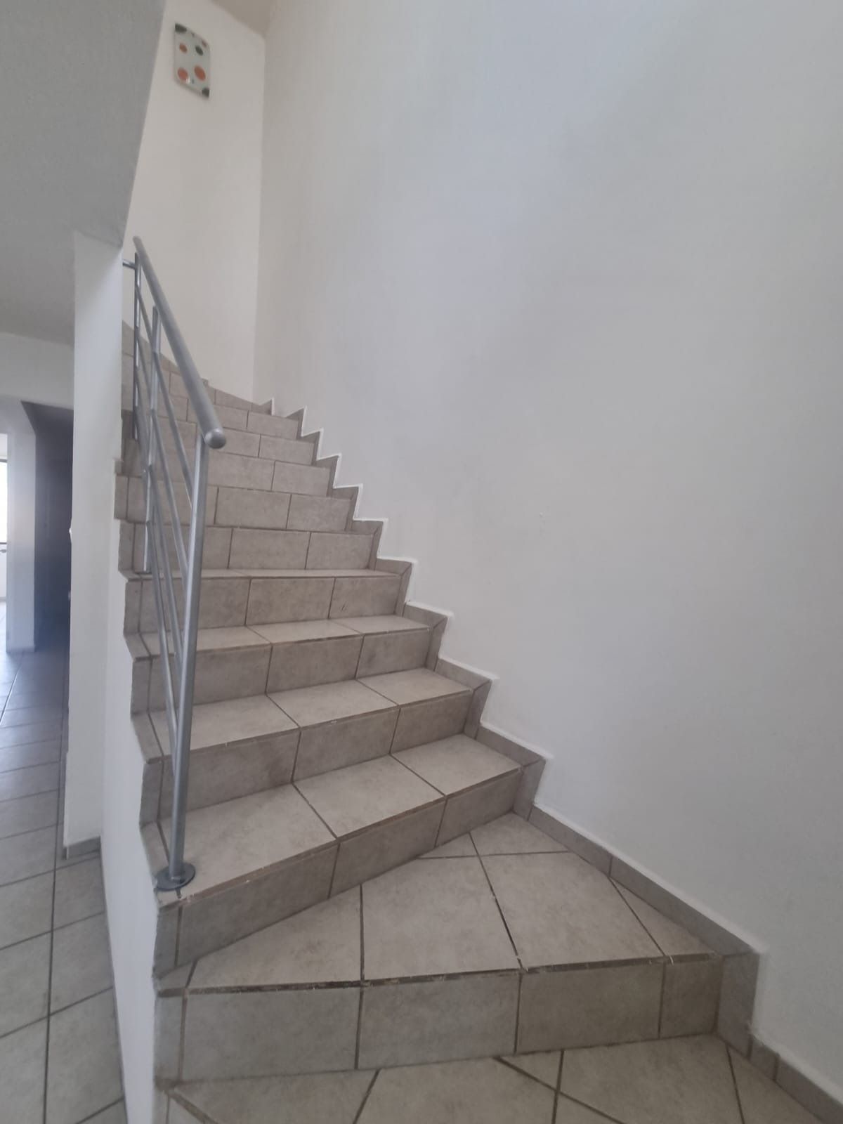 17 de 29: Escaleras hacia segundo piso