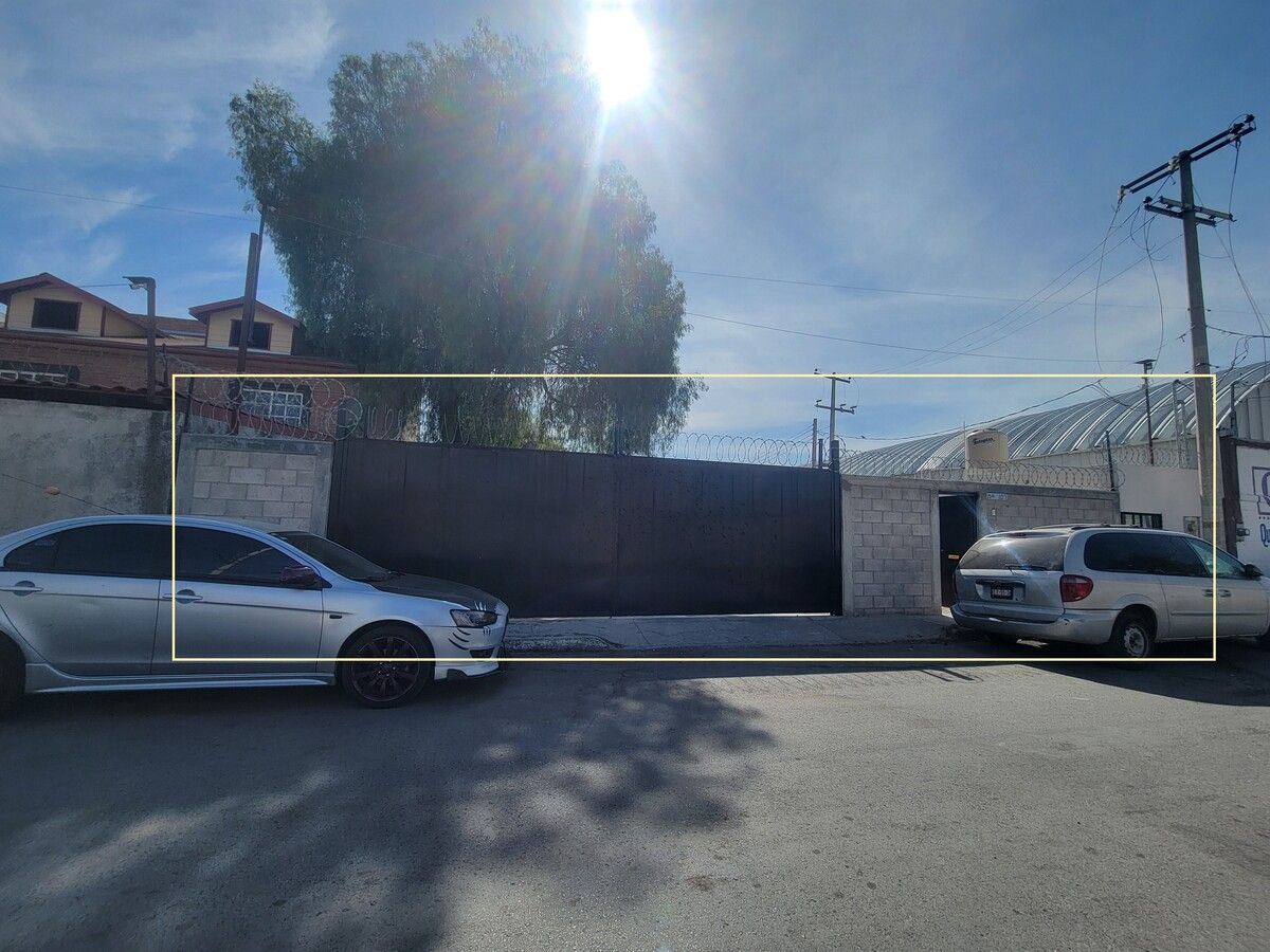1 de 10: Fachada del terreno bardeado