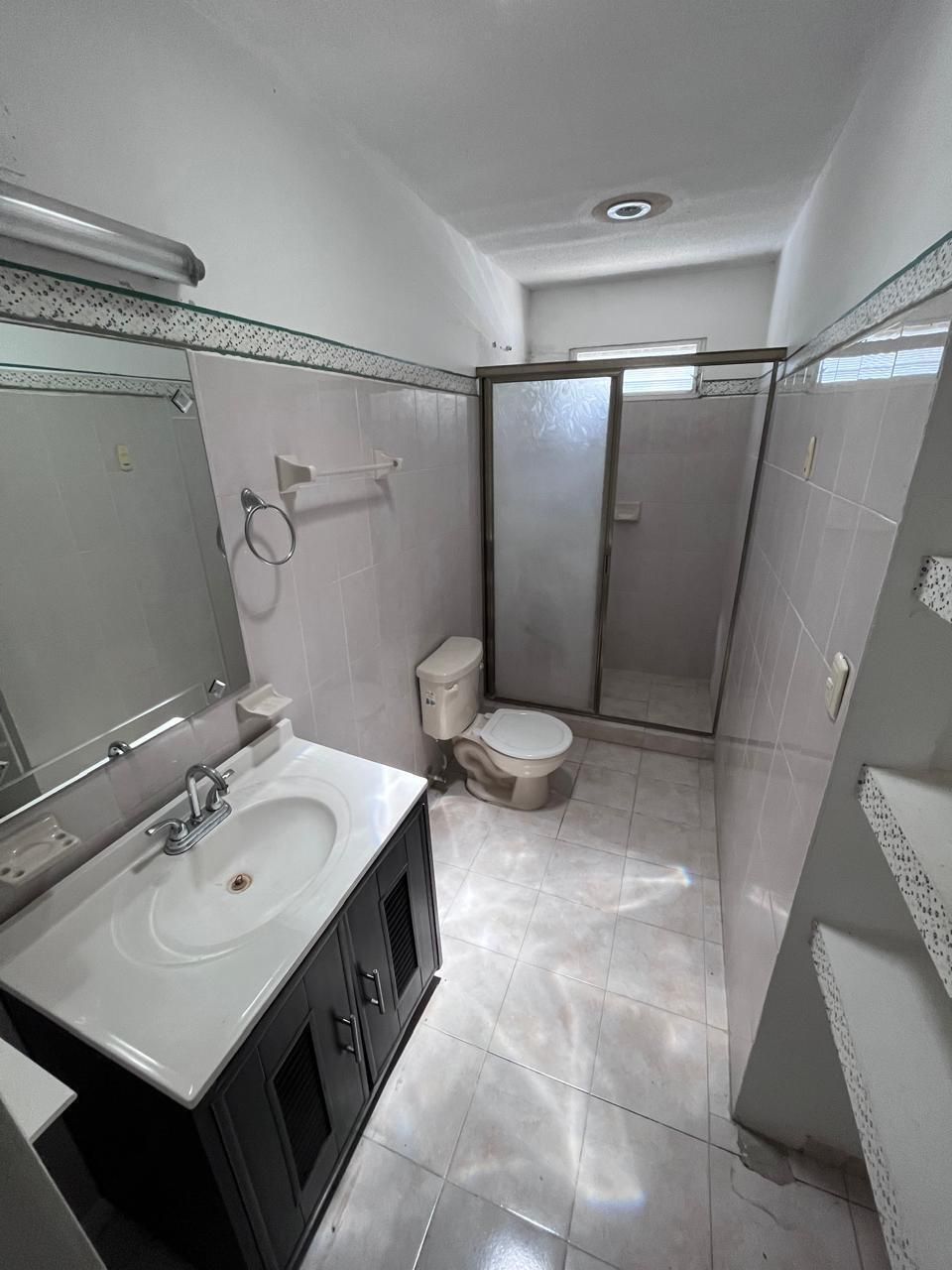 6 de 14: BAÑO DE LA RECAMARA PRINCIPAL