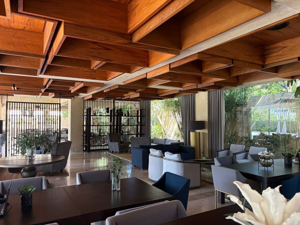 23 de 27: Terraza y bar casa club