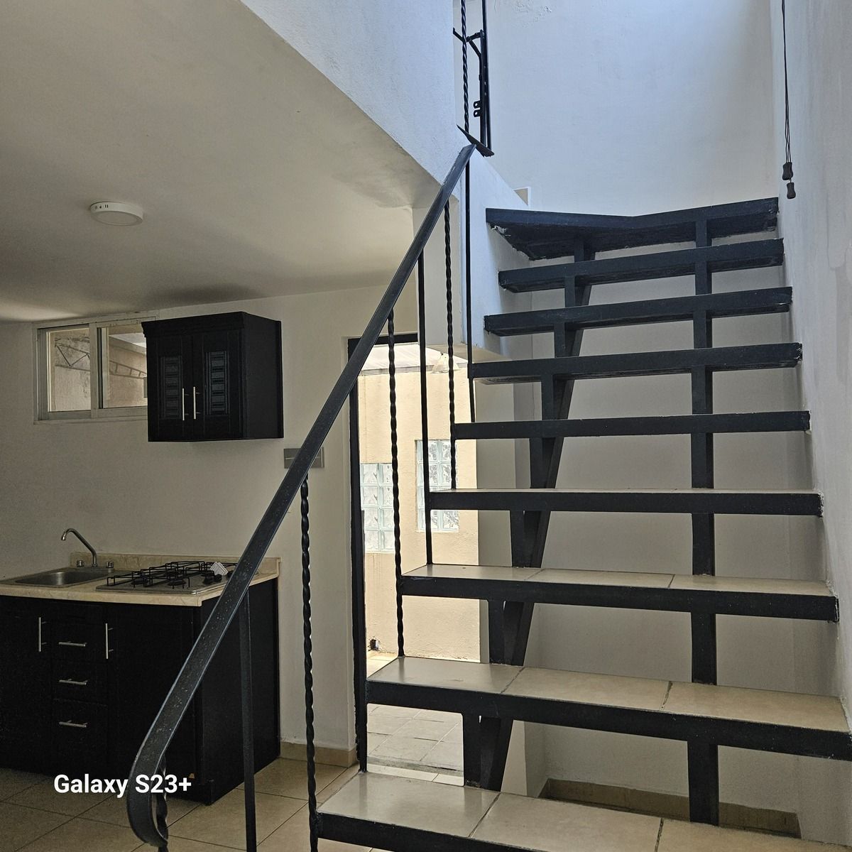 22 of 23: ESCALERAS CUARTO DE SERVICIO