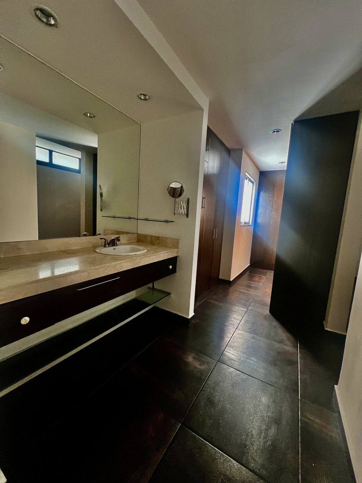 15 de 36: Vestidor y baño de recámara principal