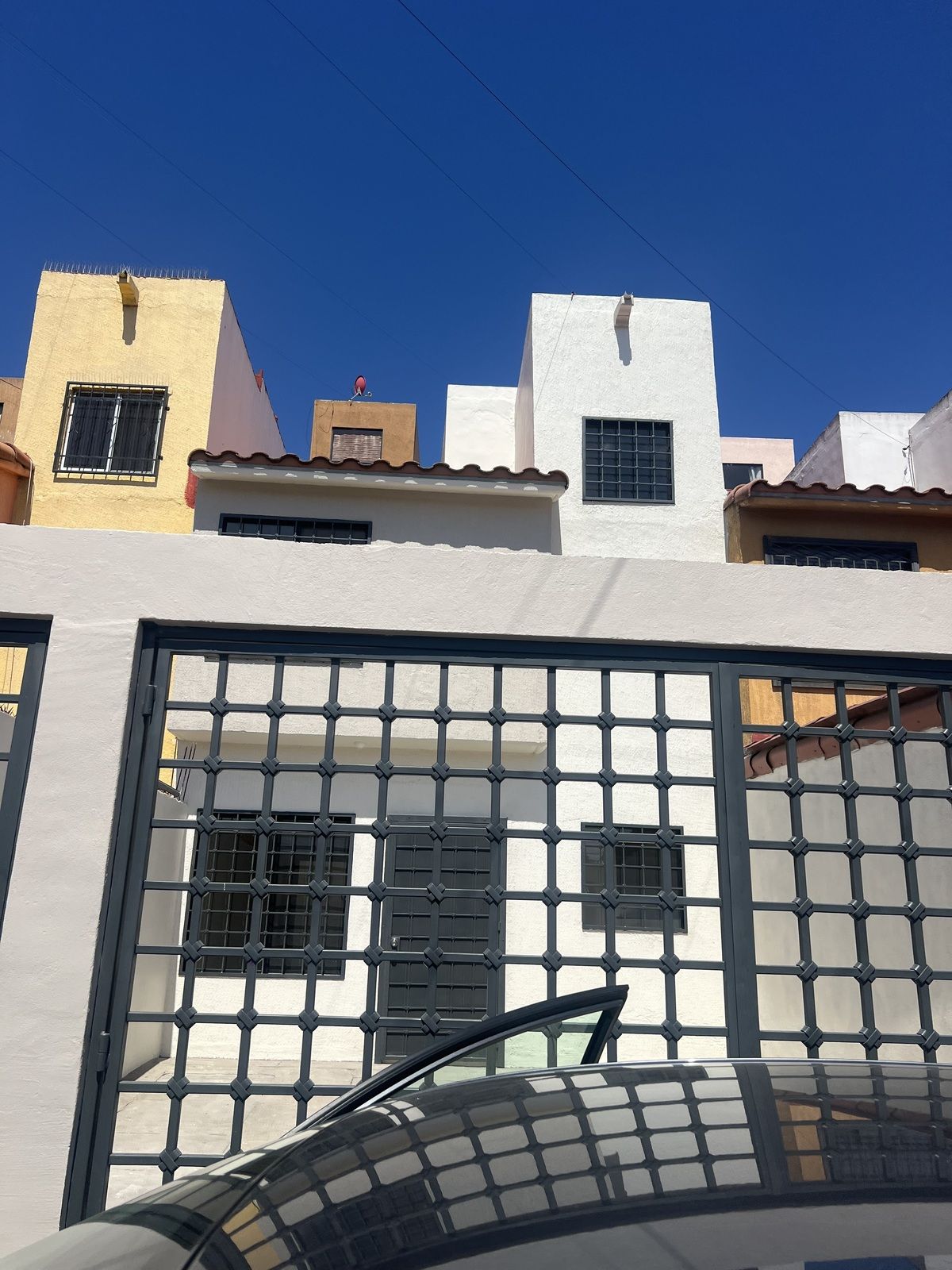 1 de 7: Fachada principal  cuenta con enrejado