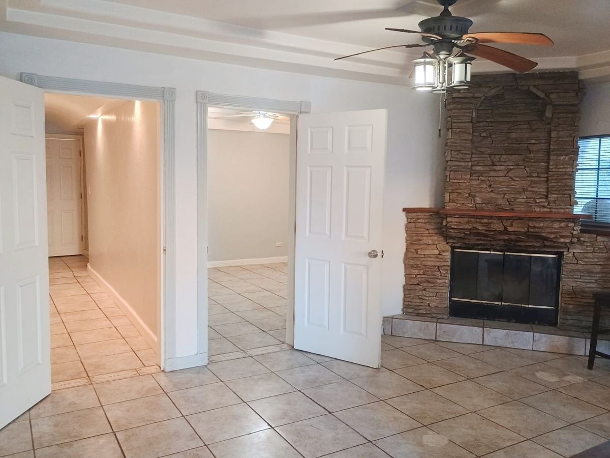 2 de 11: Living room with fireplace