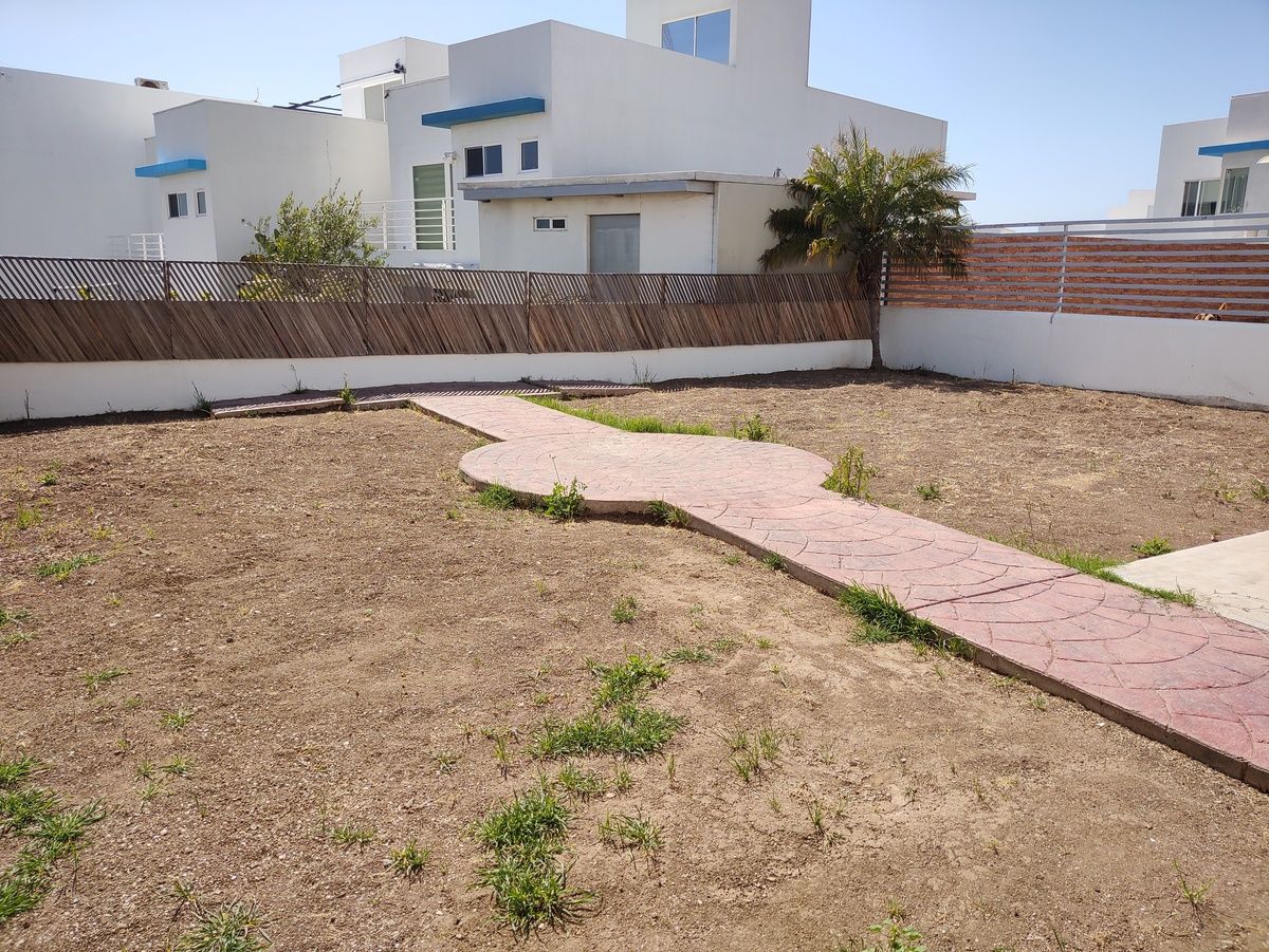 2 of 3: Spacious  back patio