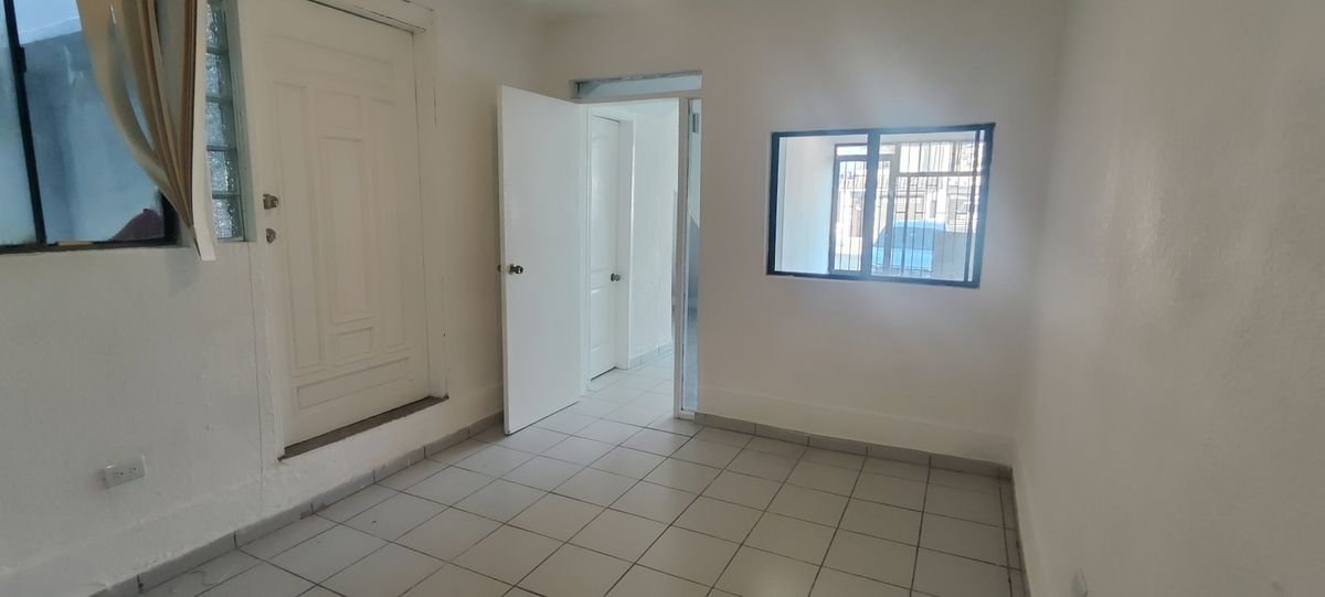 1 de 5: Oficina privada dentro del local