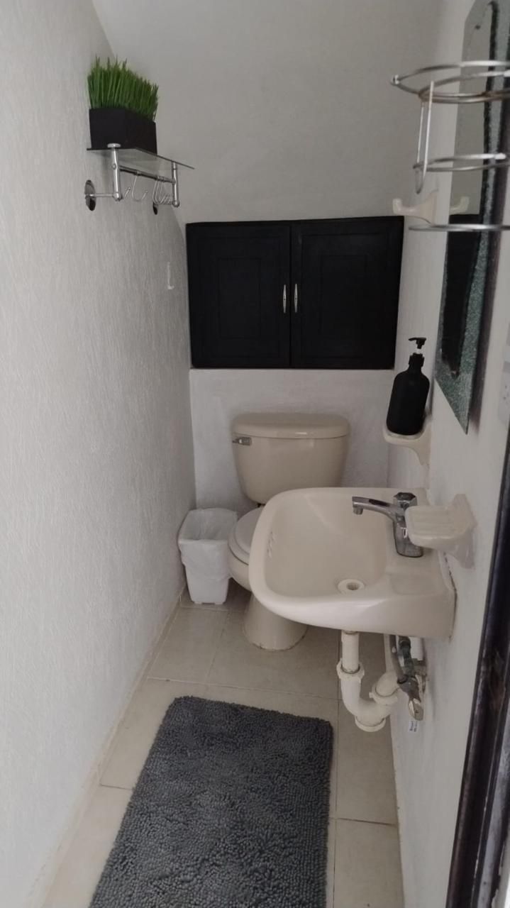 12 de 14: medio baño compartido