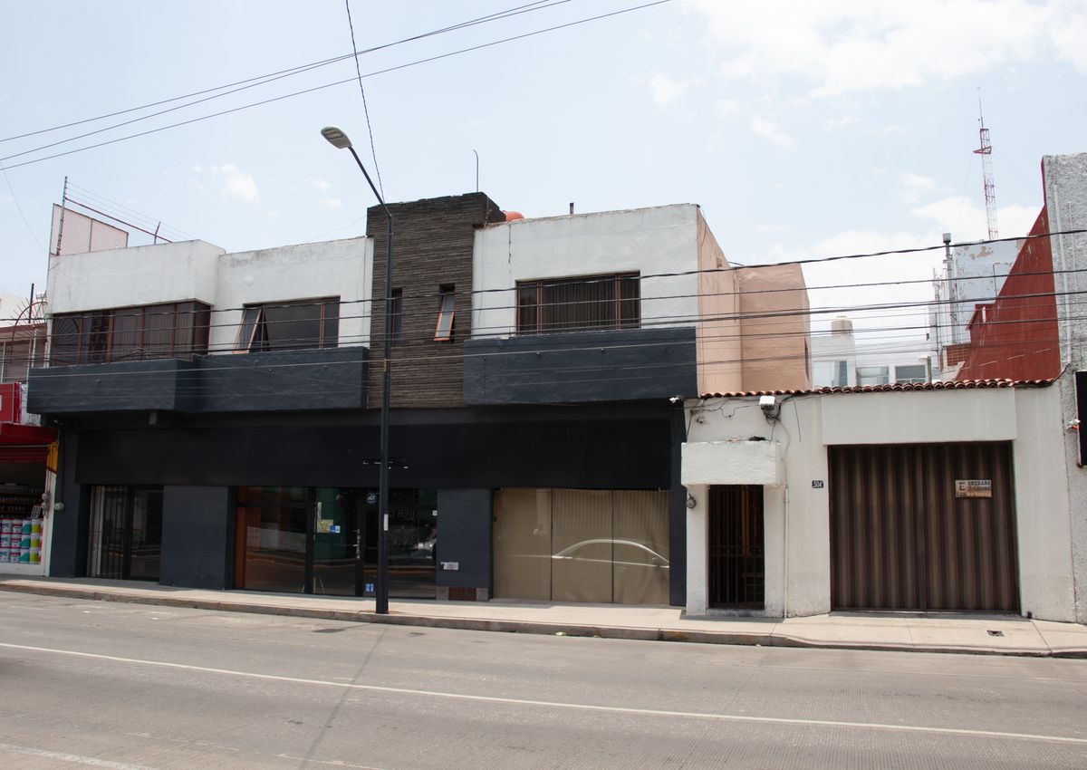 1 of 12: Fachada principal