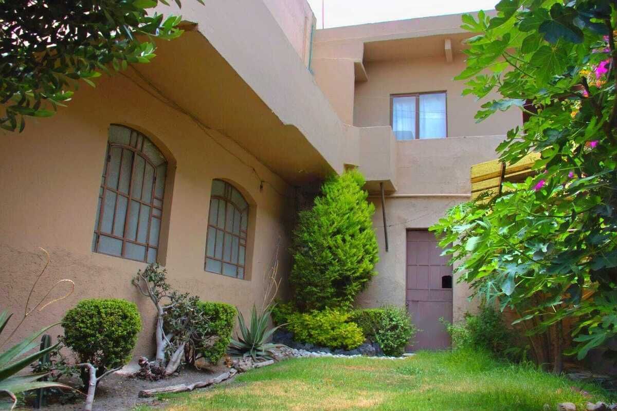2 of 8: Jardín