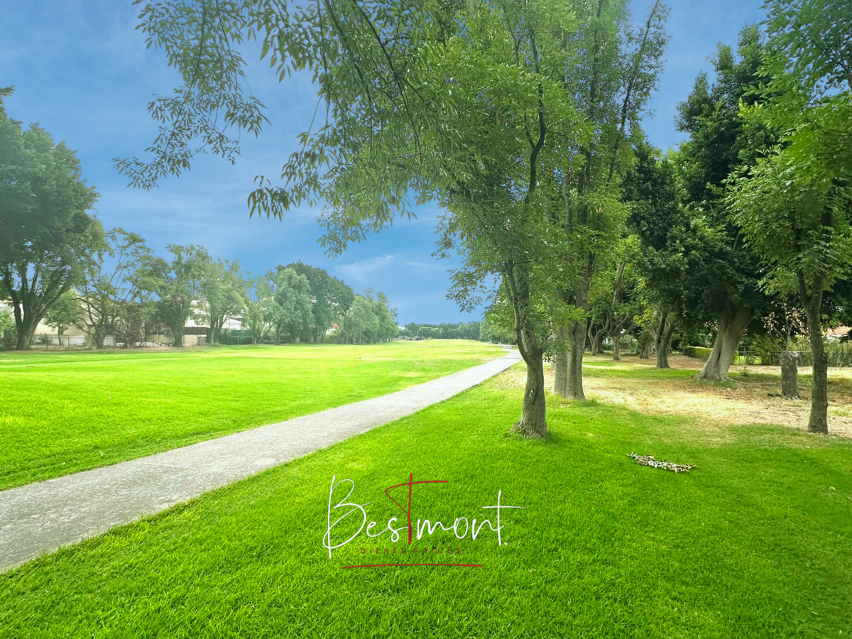 1 de 7: Parte posterior con vista a campo de golf