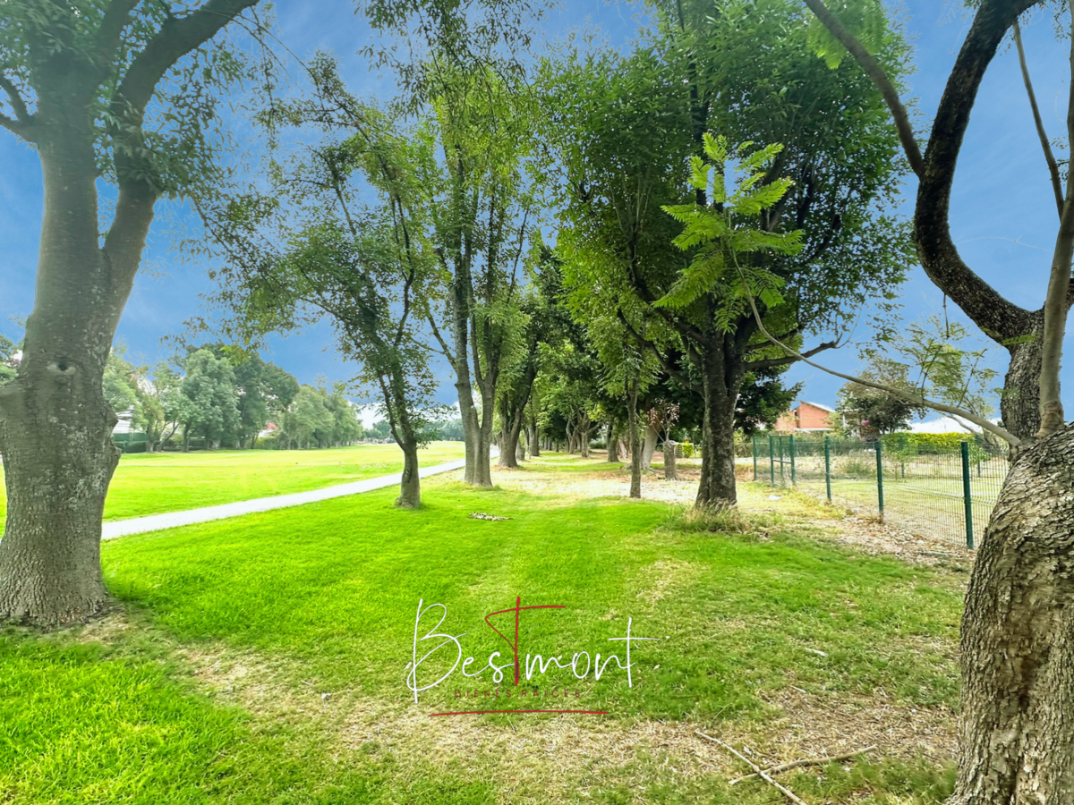 4 de 7: Parte posterior con vista a campo de golf