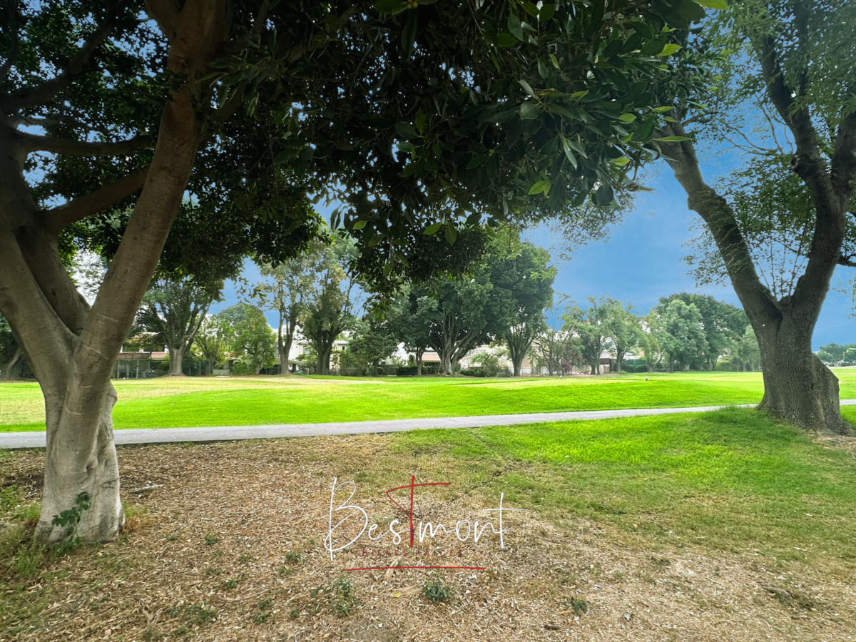 3 de 7: Parte posterior con vista a campo de golf
