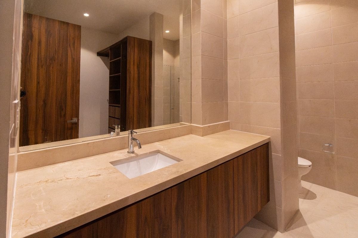 16 de 26: BAÑO CON CLOSET