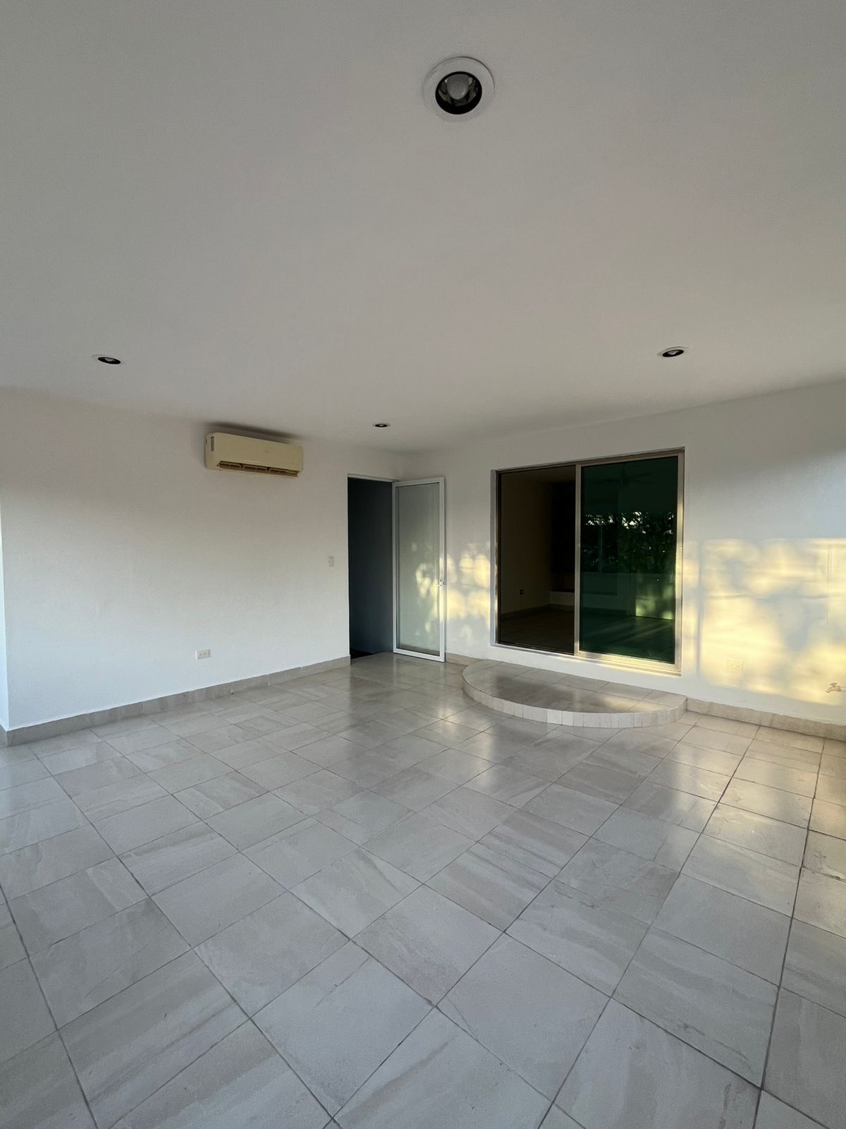 2 de 14: Salón 1