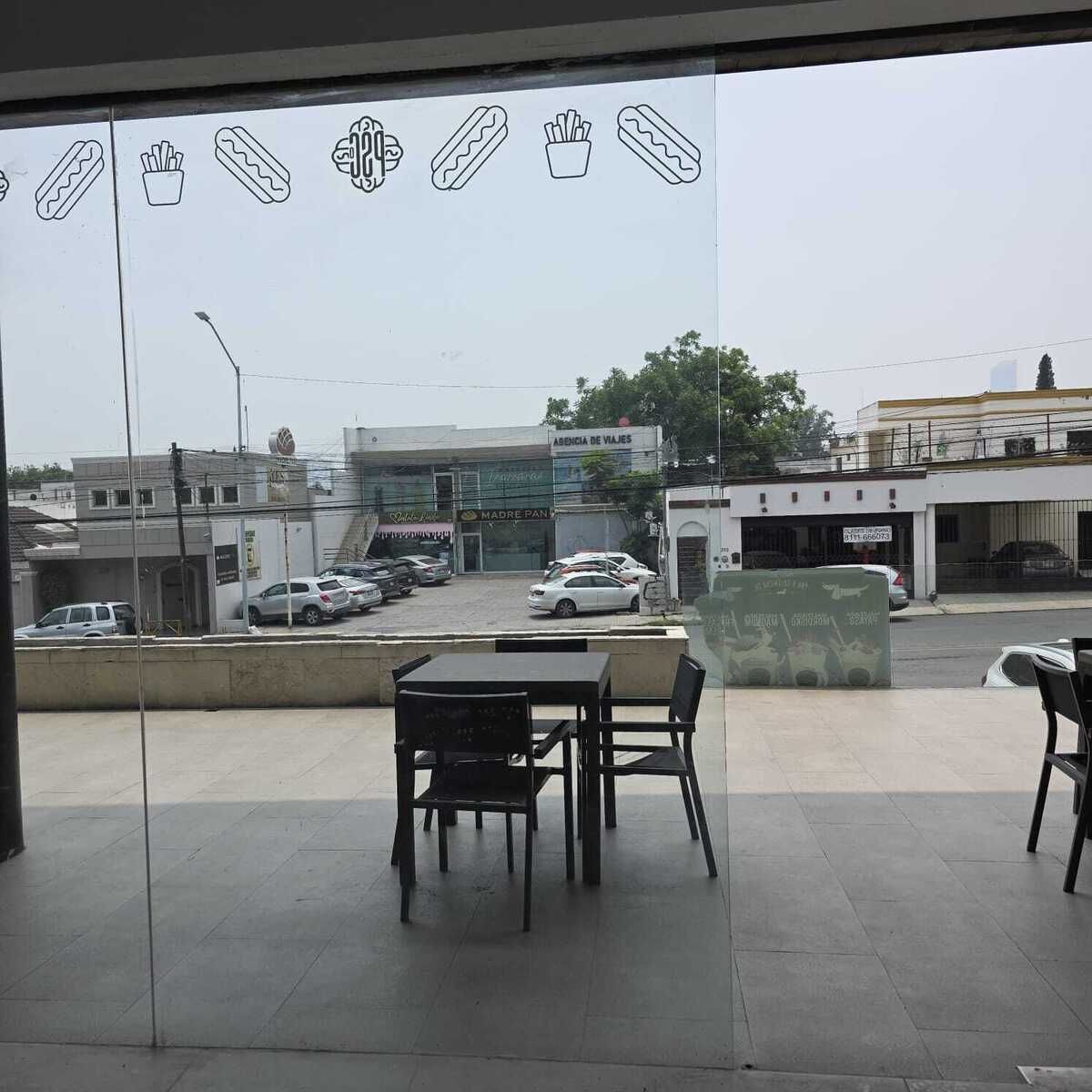 3 de 4: exterior del local