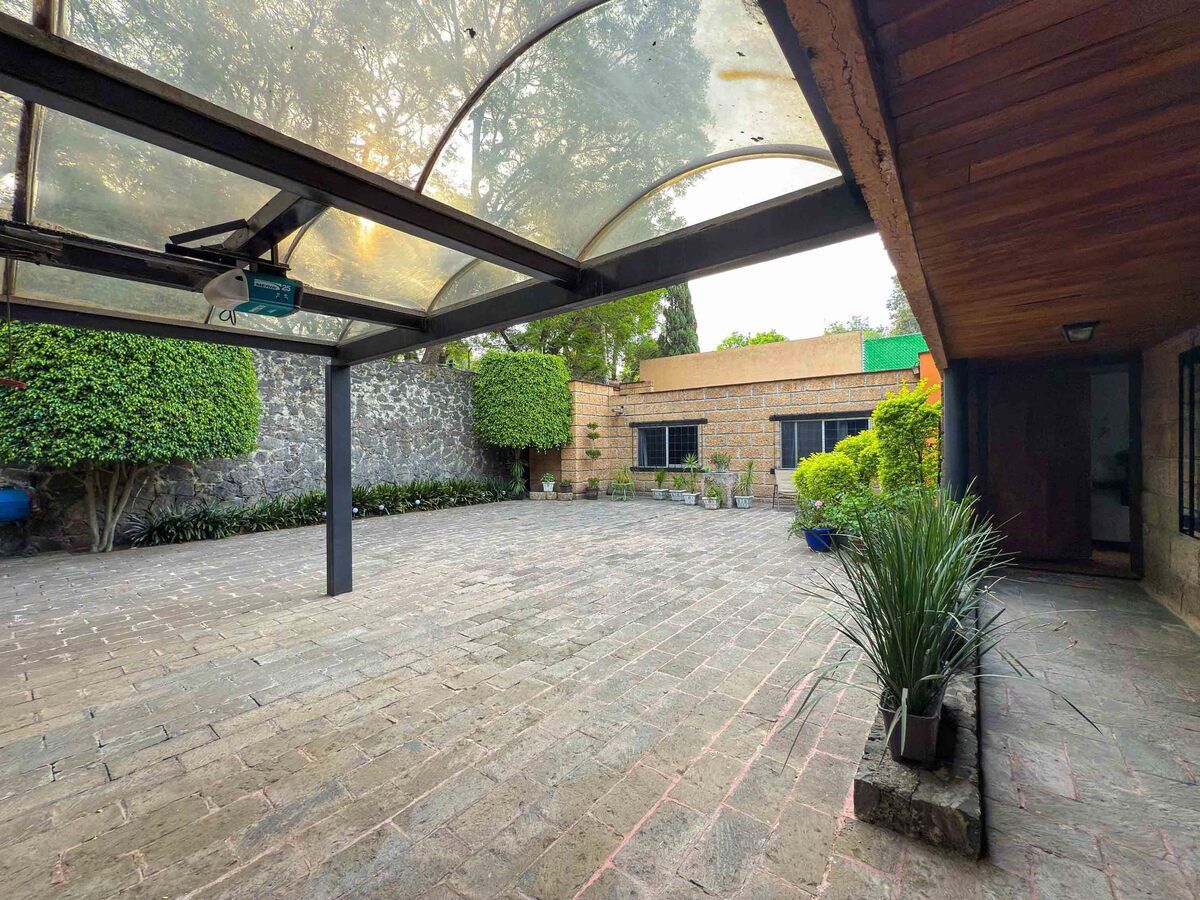 2 de 45: Patio y estacionamiento