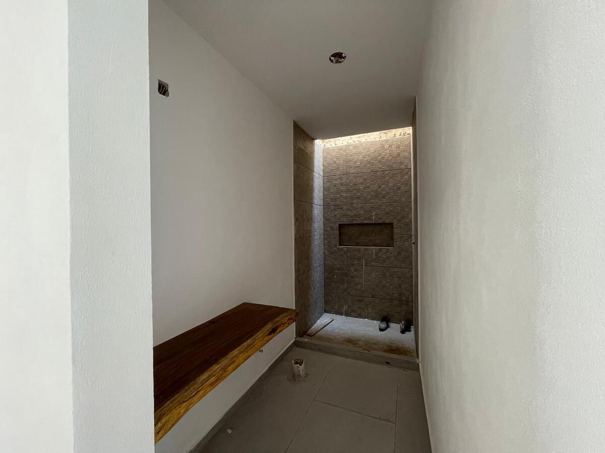 5 of 12: Baño completo en planta baja