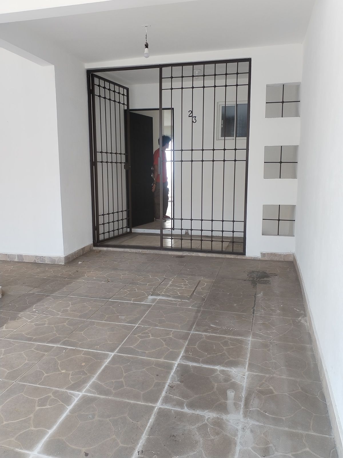 3 de 23: Estacionamiento 1 e ingreso a Casa