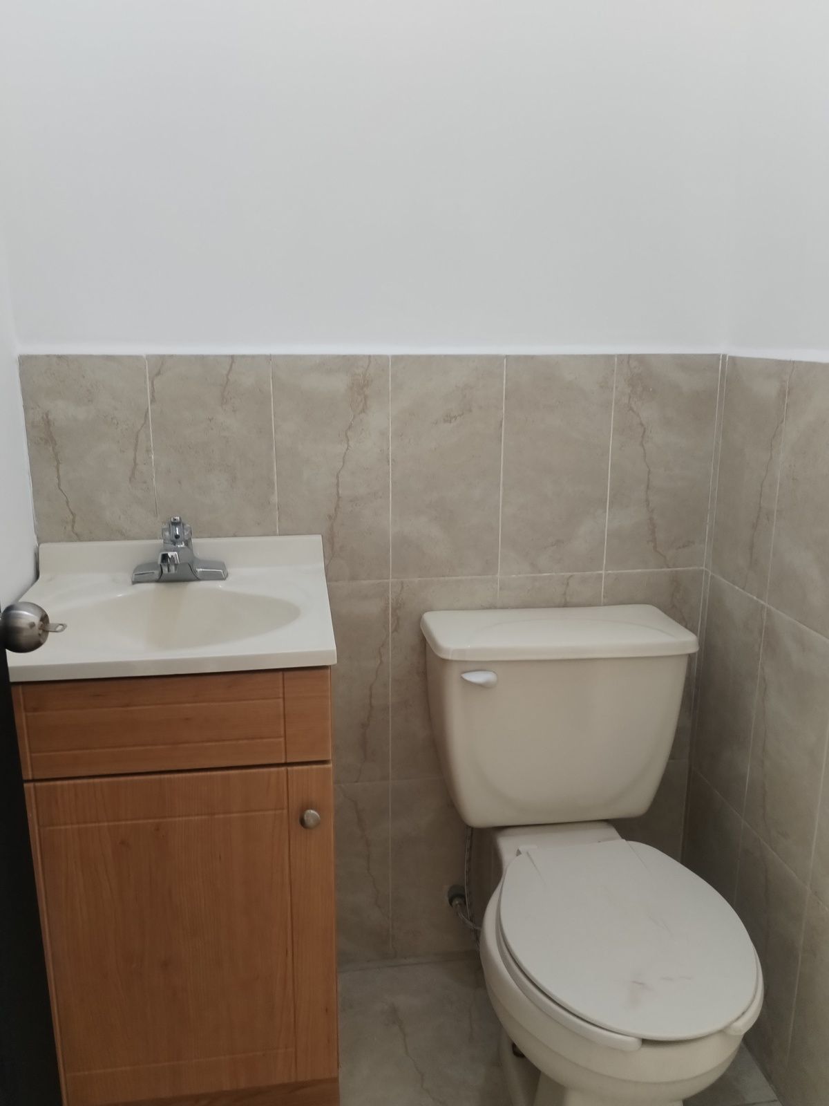 5 de 23: Medio baño en Planta Bja